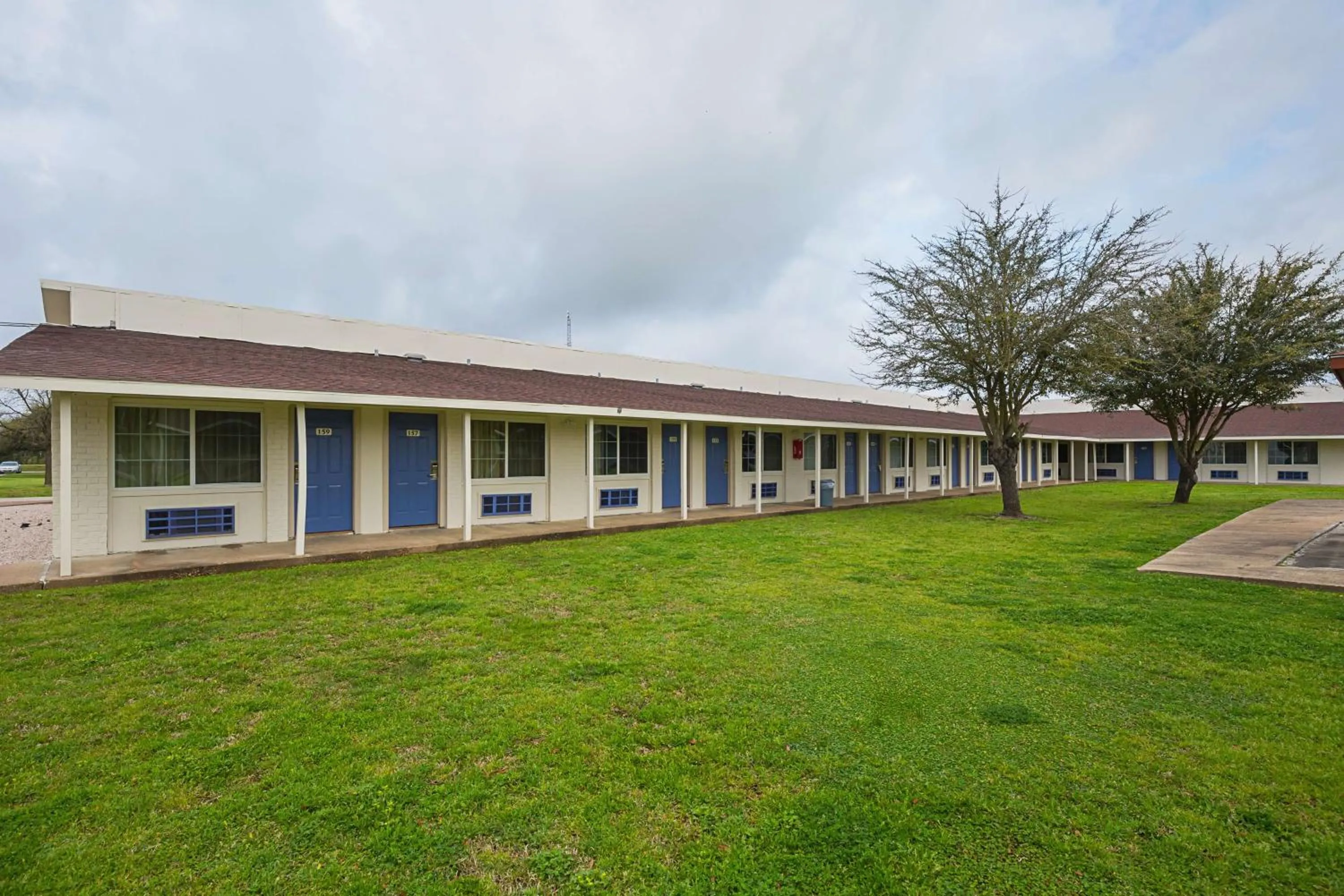 Property building in Motel 6-Madisonville, TX