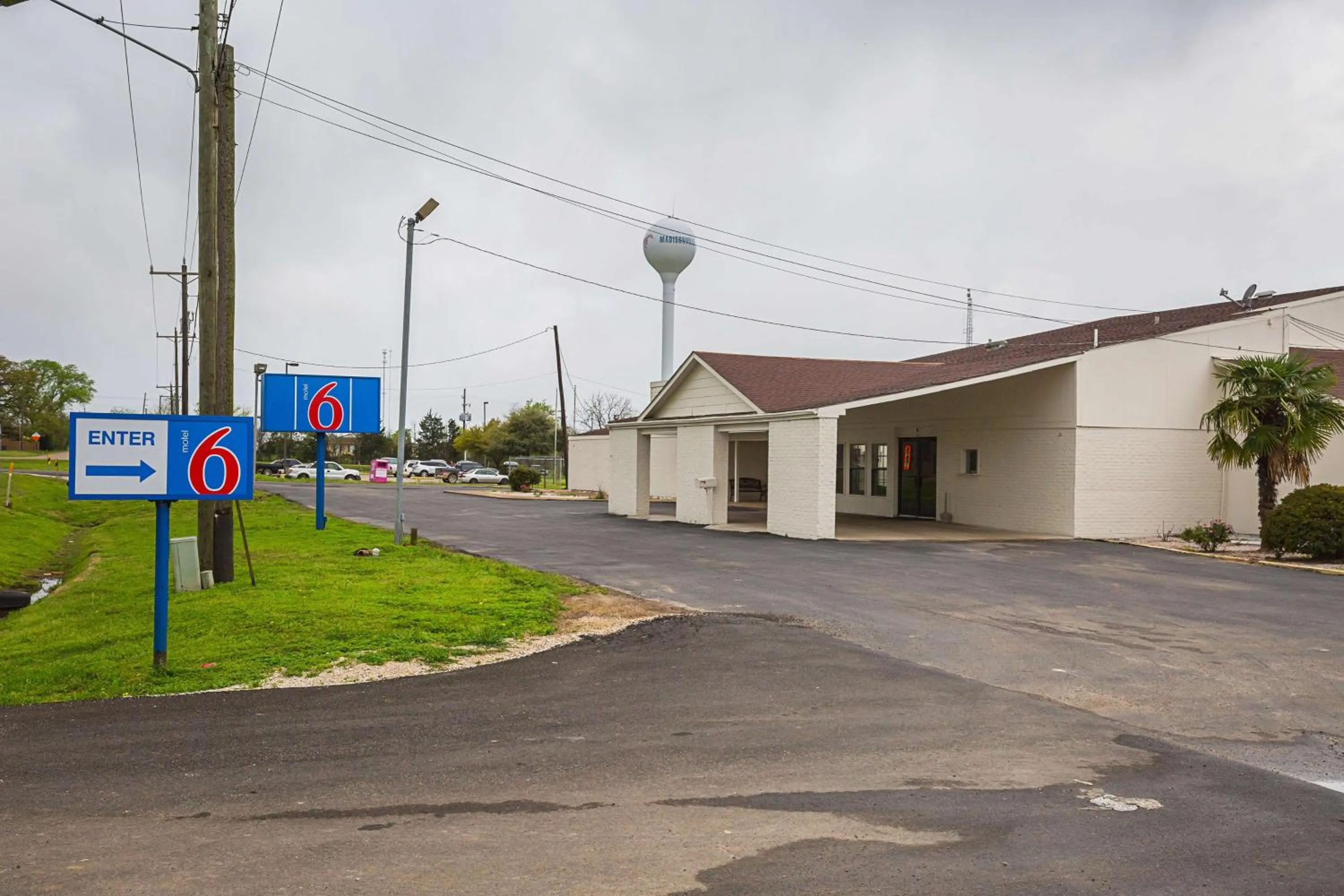 Property building in Motel 6-Madisonville, TX