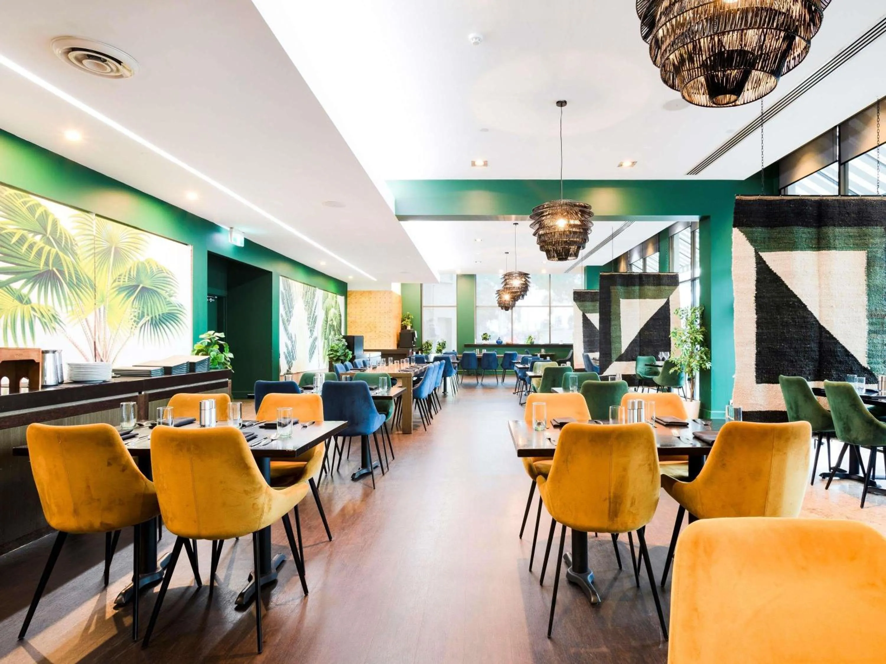 Restaurant/places to eat in Novotel Melbourne Glen Waverley