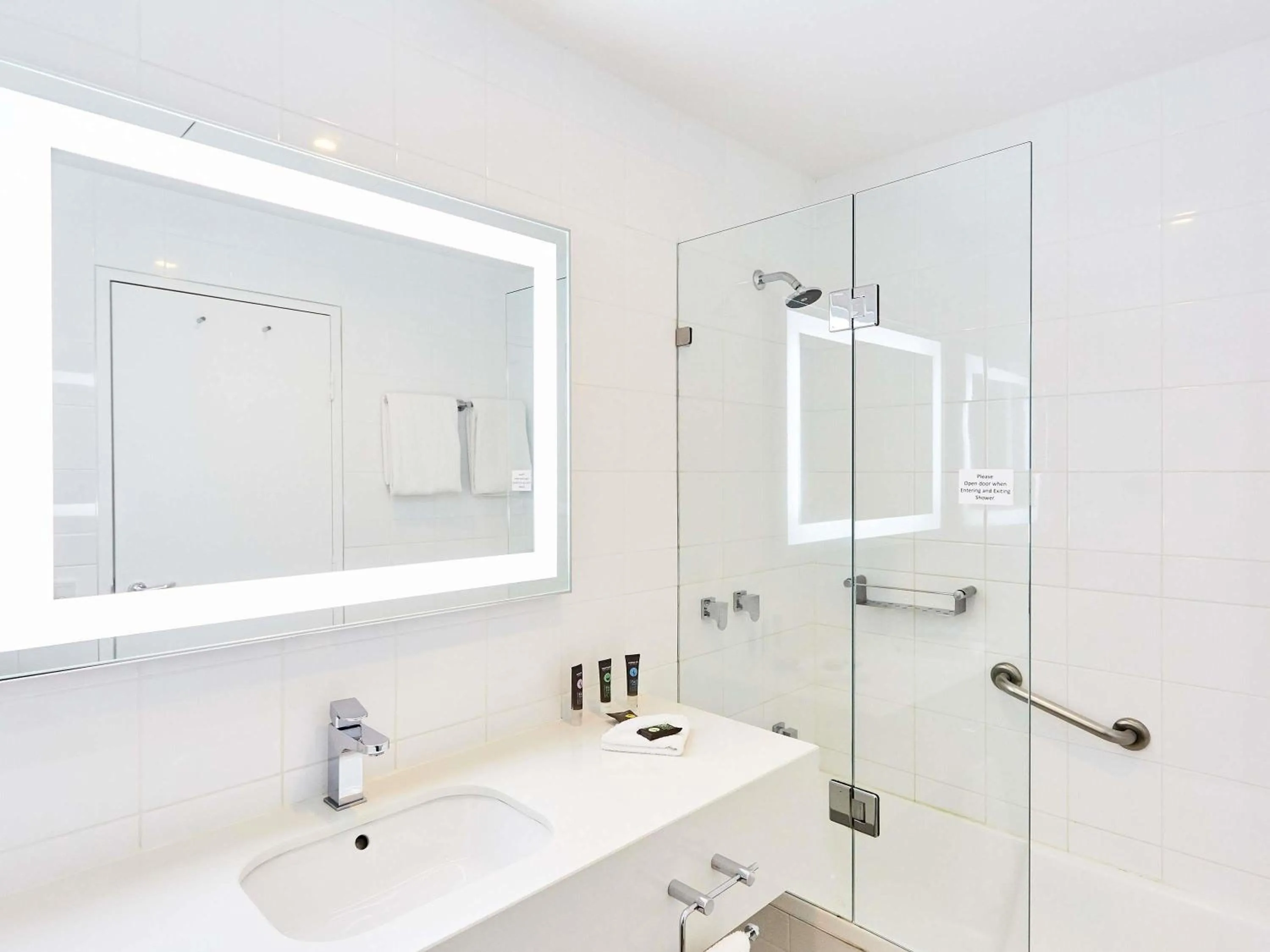 Bedroom in Novotel Melbourne Glen Waverley