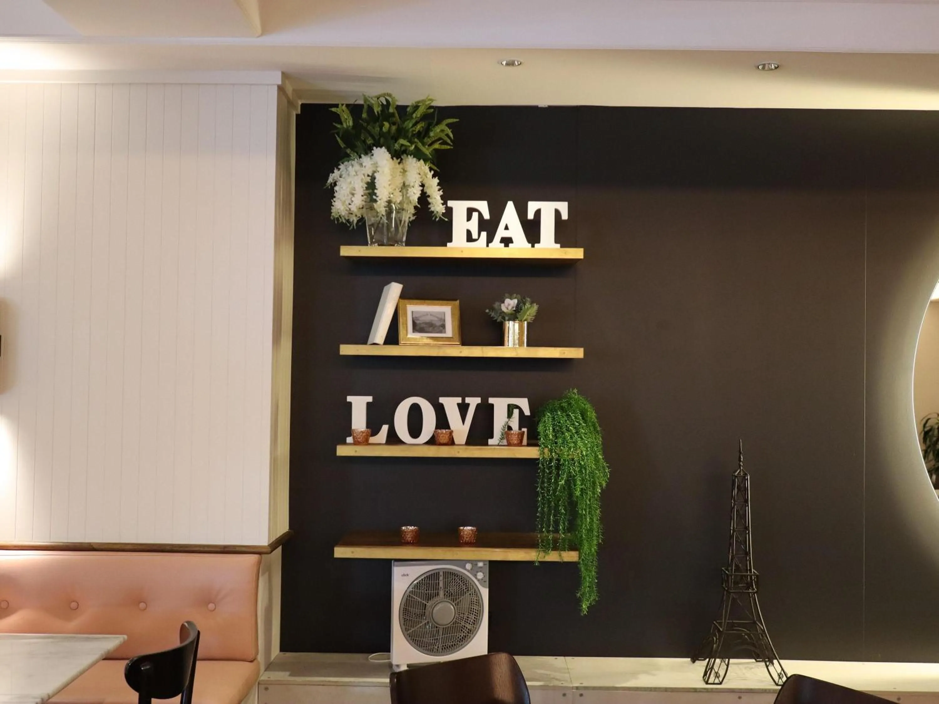 Lounge or bar in Novotel Sydney International Airport