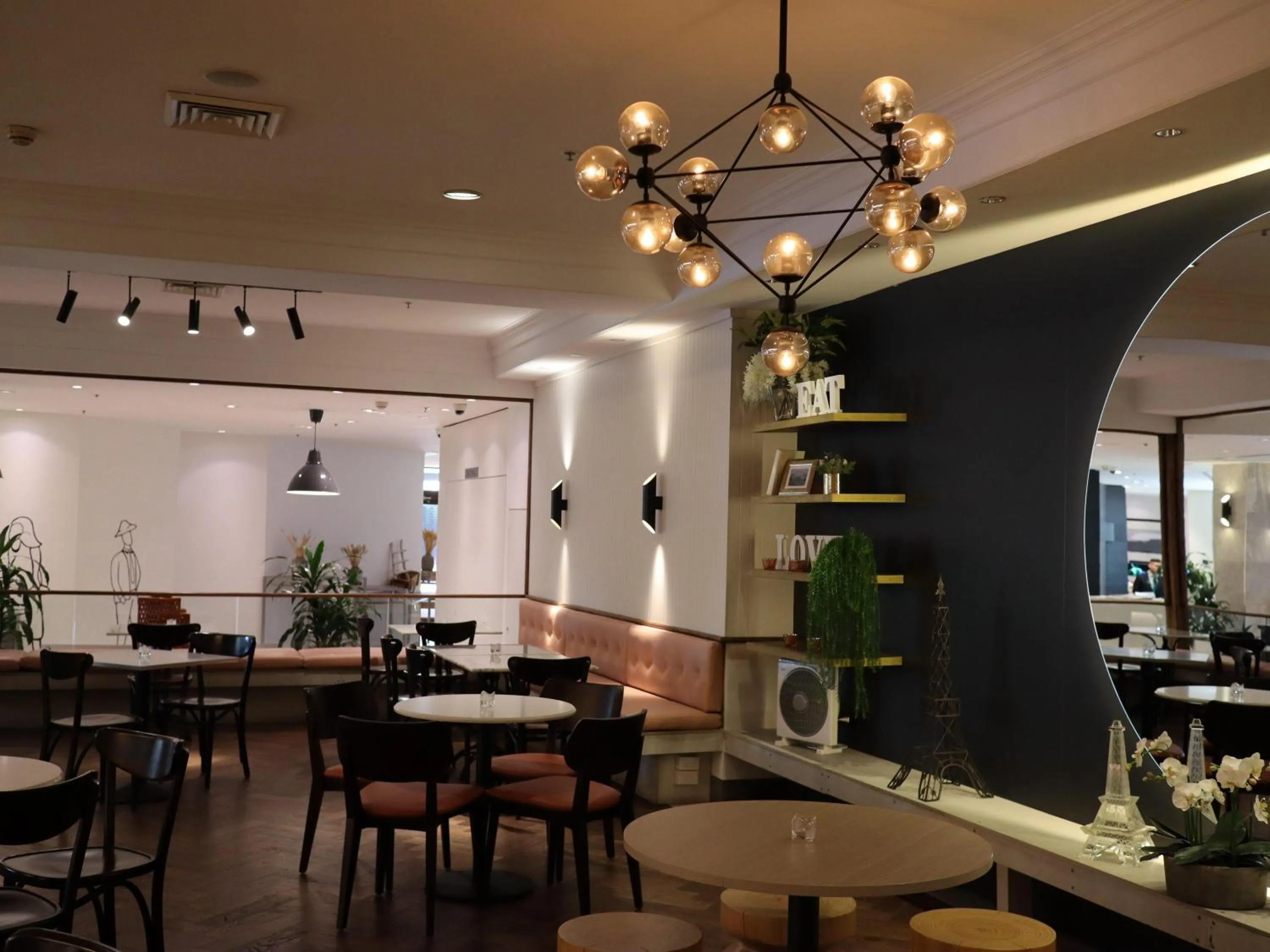 Lounge or bar in Novotel Sydney International Airport