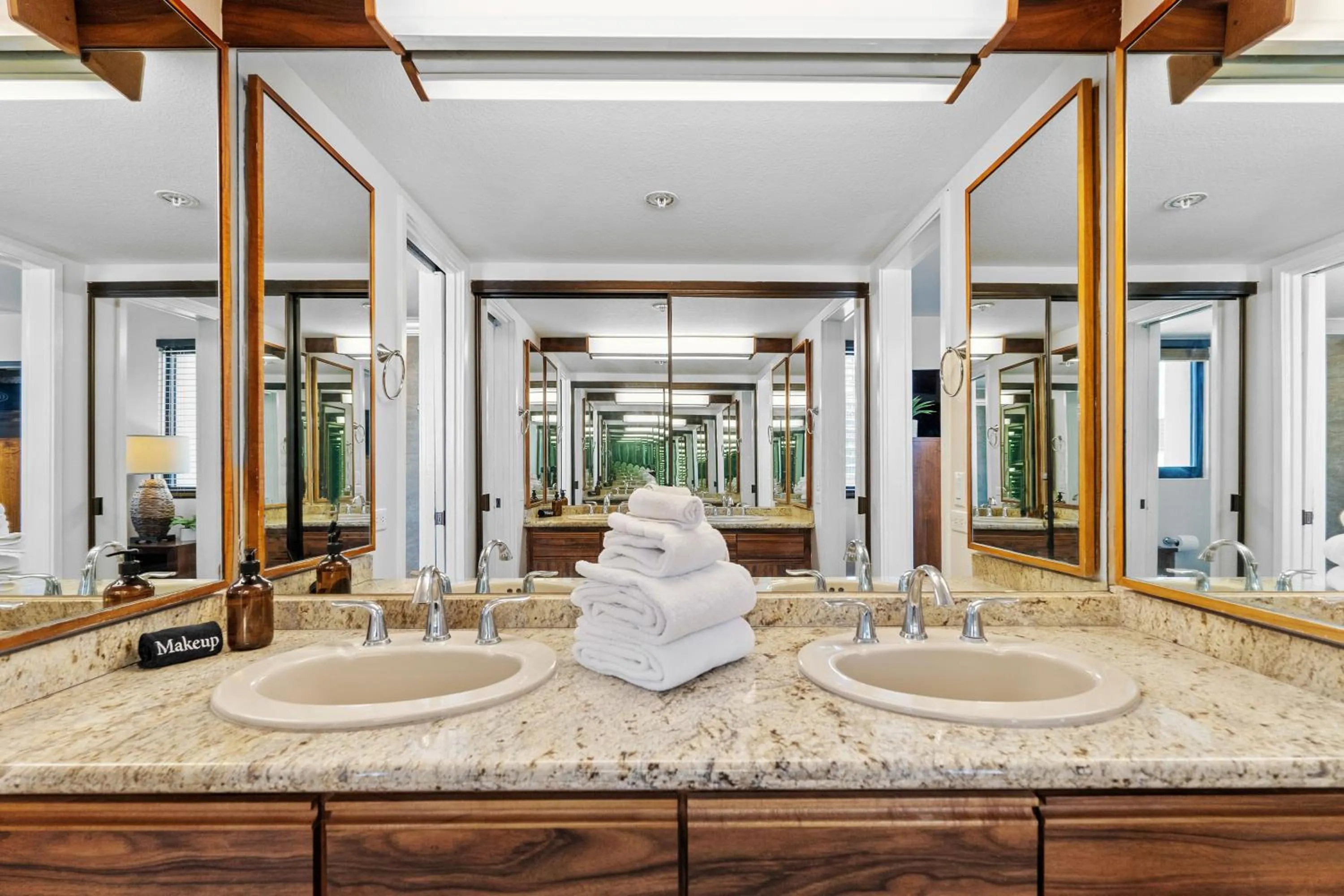 Spacious Waikiki Beach 2BR-Ocean View-Free Parking