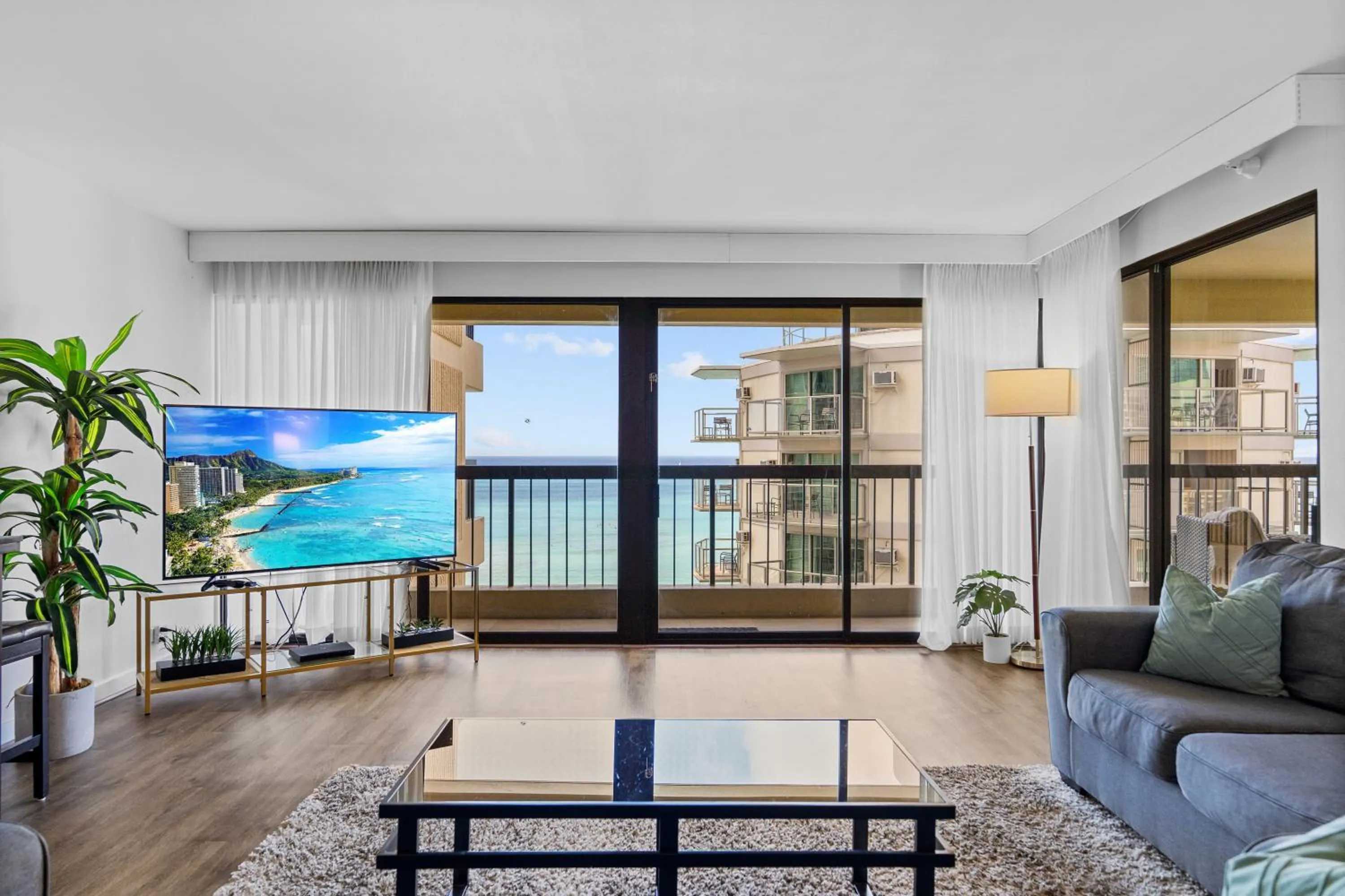 Spacious Waikiki Beach 2BR-Ocean View-Free Parking