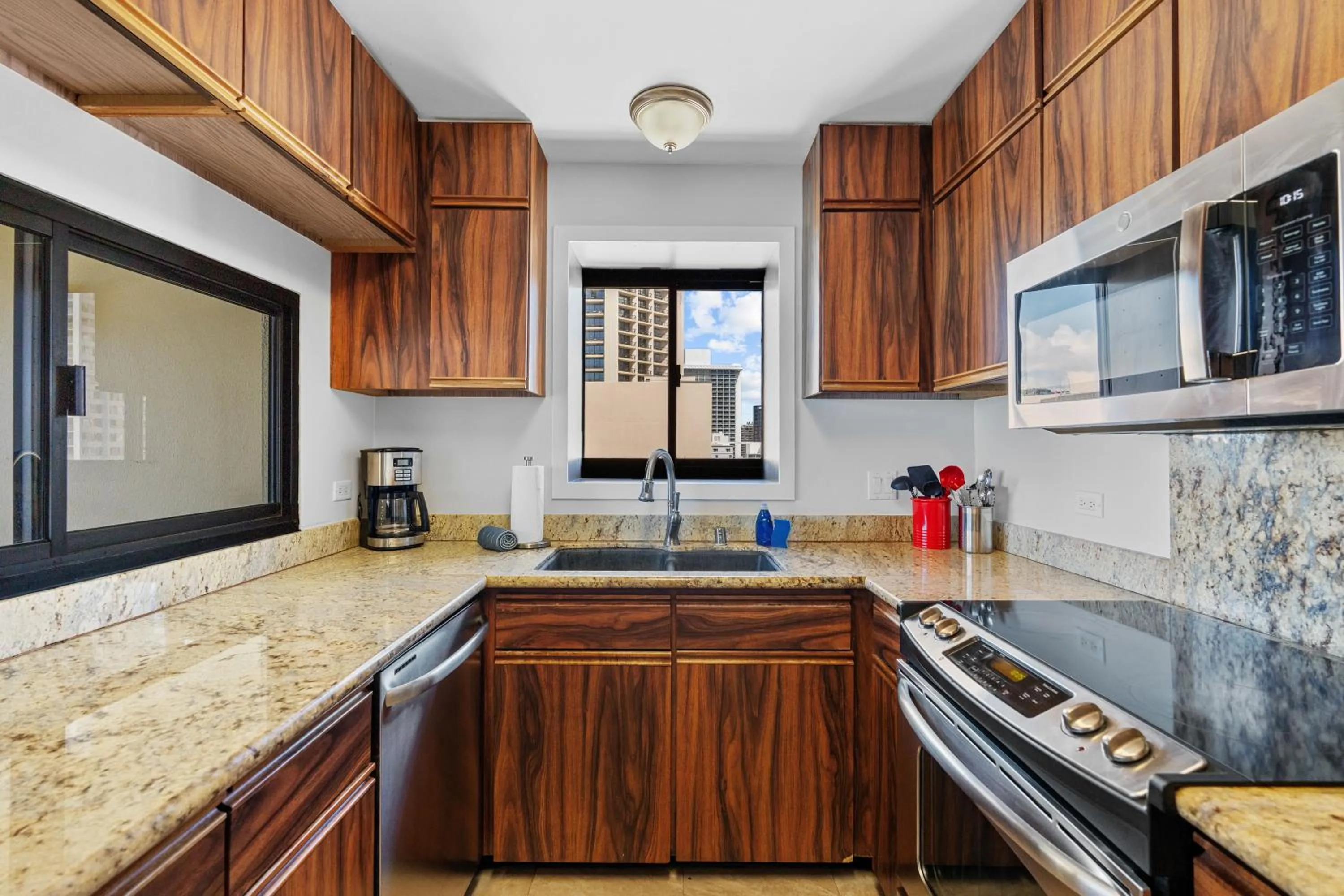 Spacious Waikiki Beach 2BR-Ocean View-Free Parking