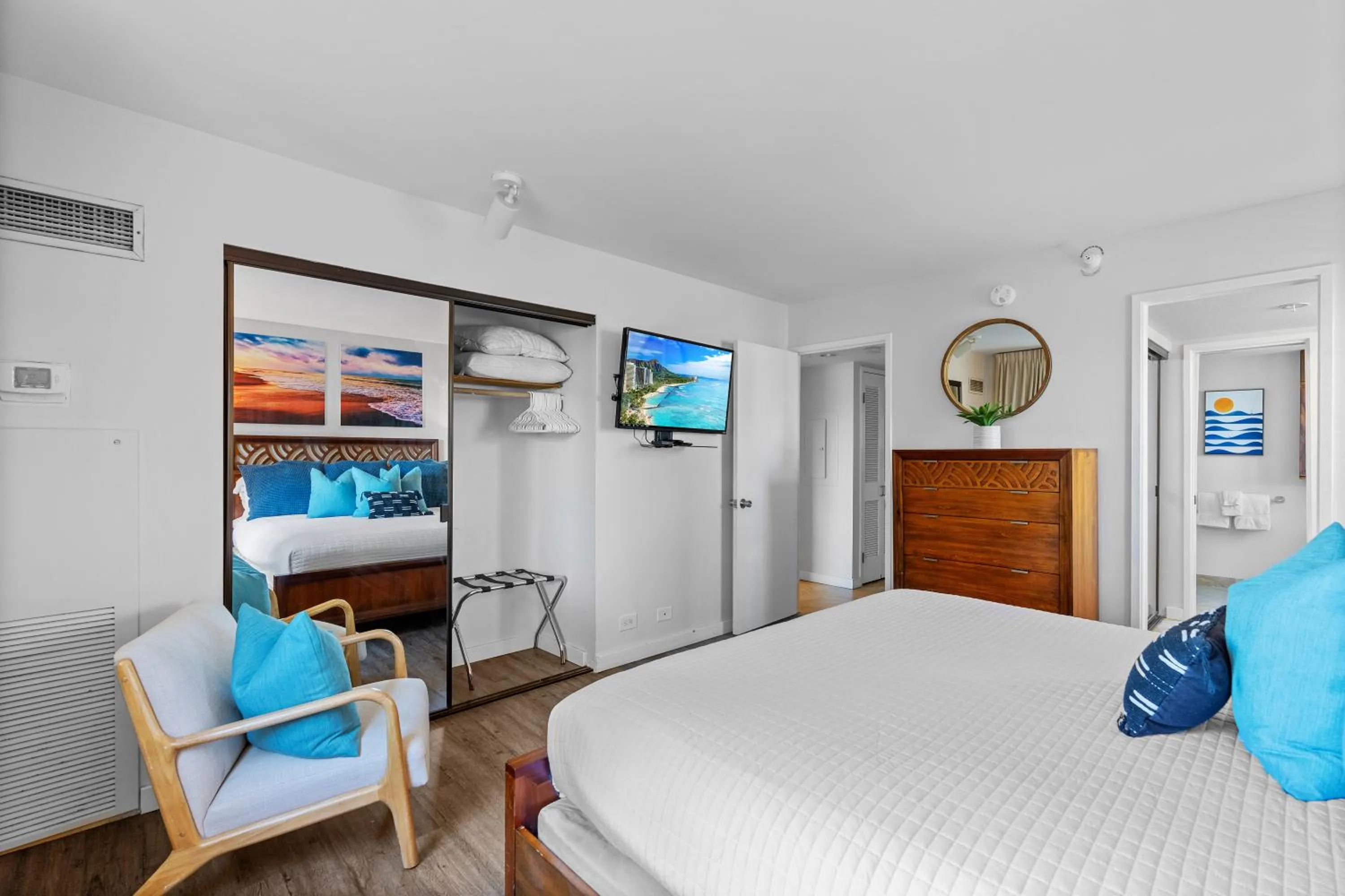 Bed in Spacious Waikiki Beach 2BR-Ocean View-Free Parking