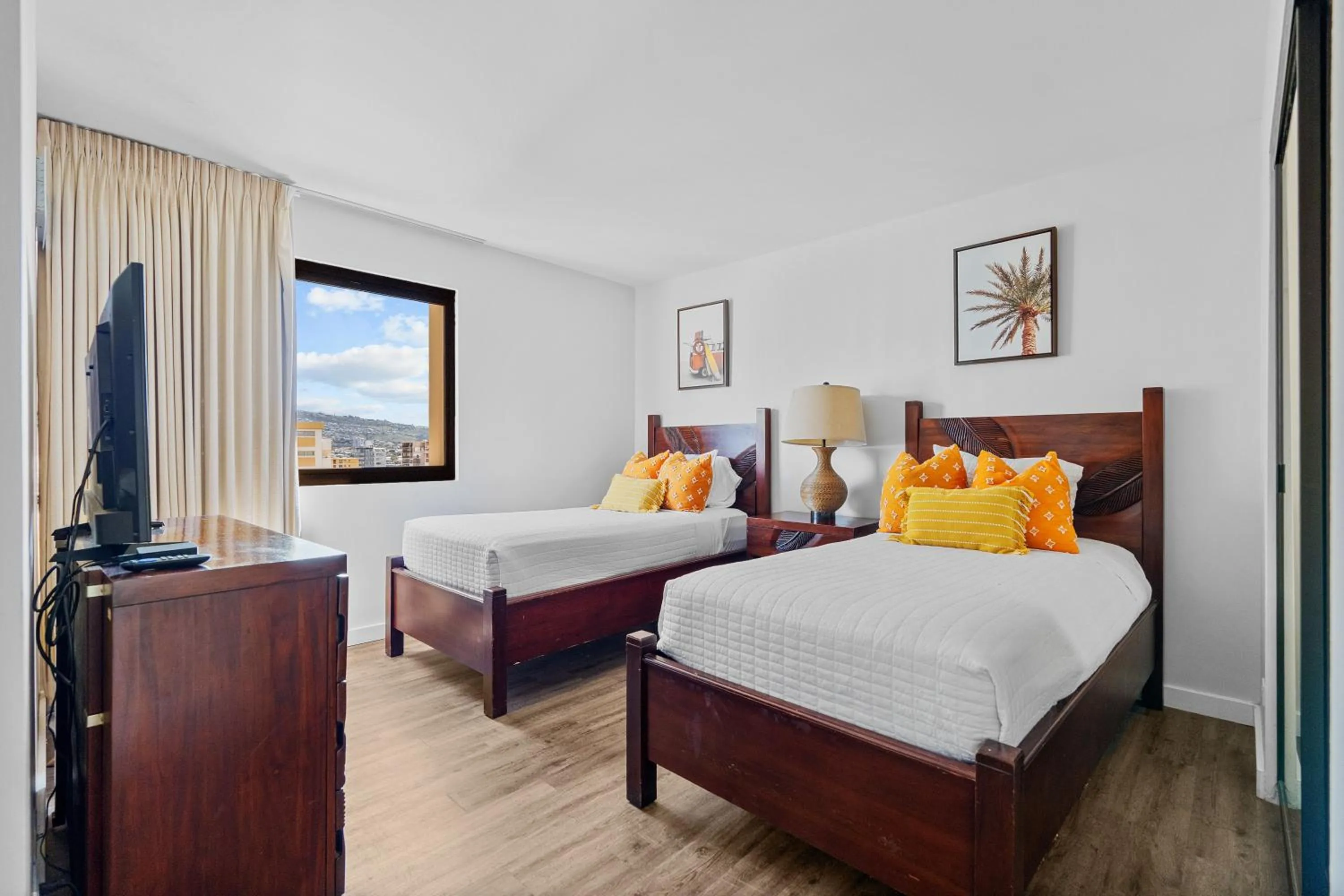 Bed in Spacious Waikiki Beach 2BR-Ocean View-Free Parking