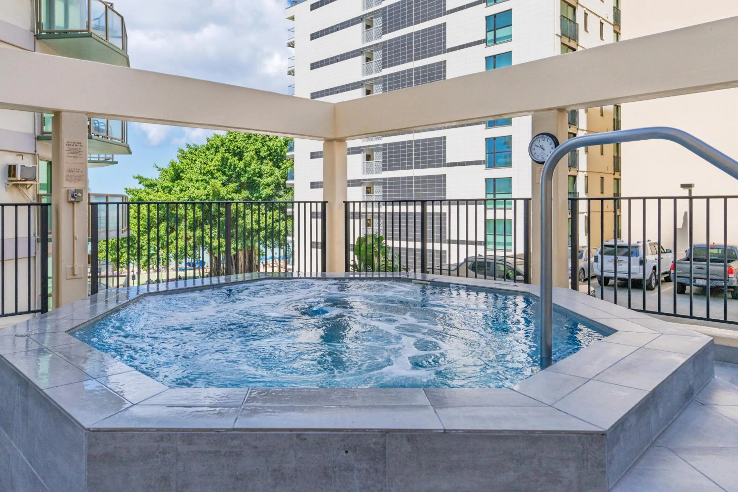 Spacious Waikiki Beach 2BR-Ocean View-Free Parking