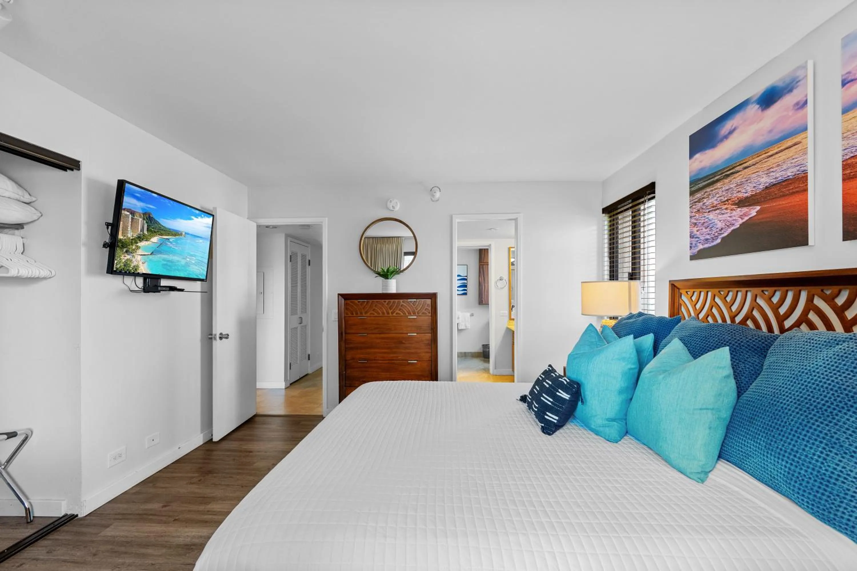 Bed in Spacious Waikiki Beach 2BR-Ocean View-Free Parking