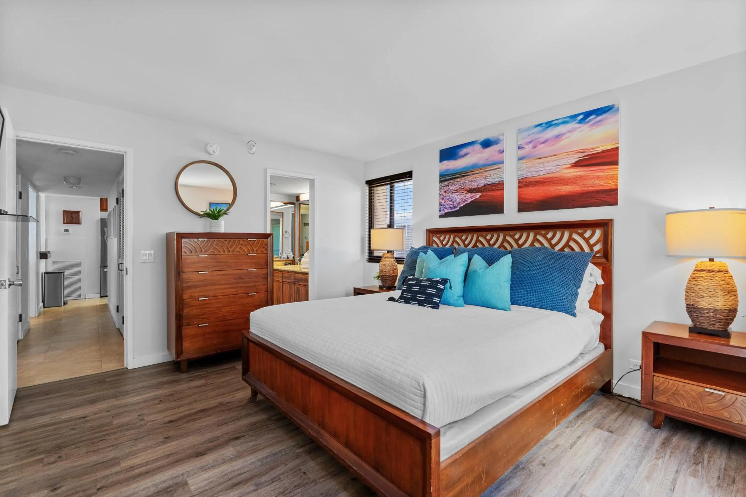 Bed in Spacious Waikiki Beach 2BR-Ocean View-Free Parking