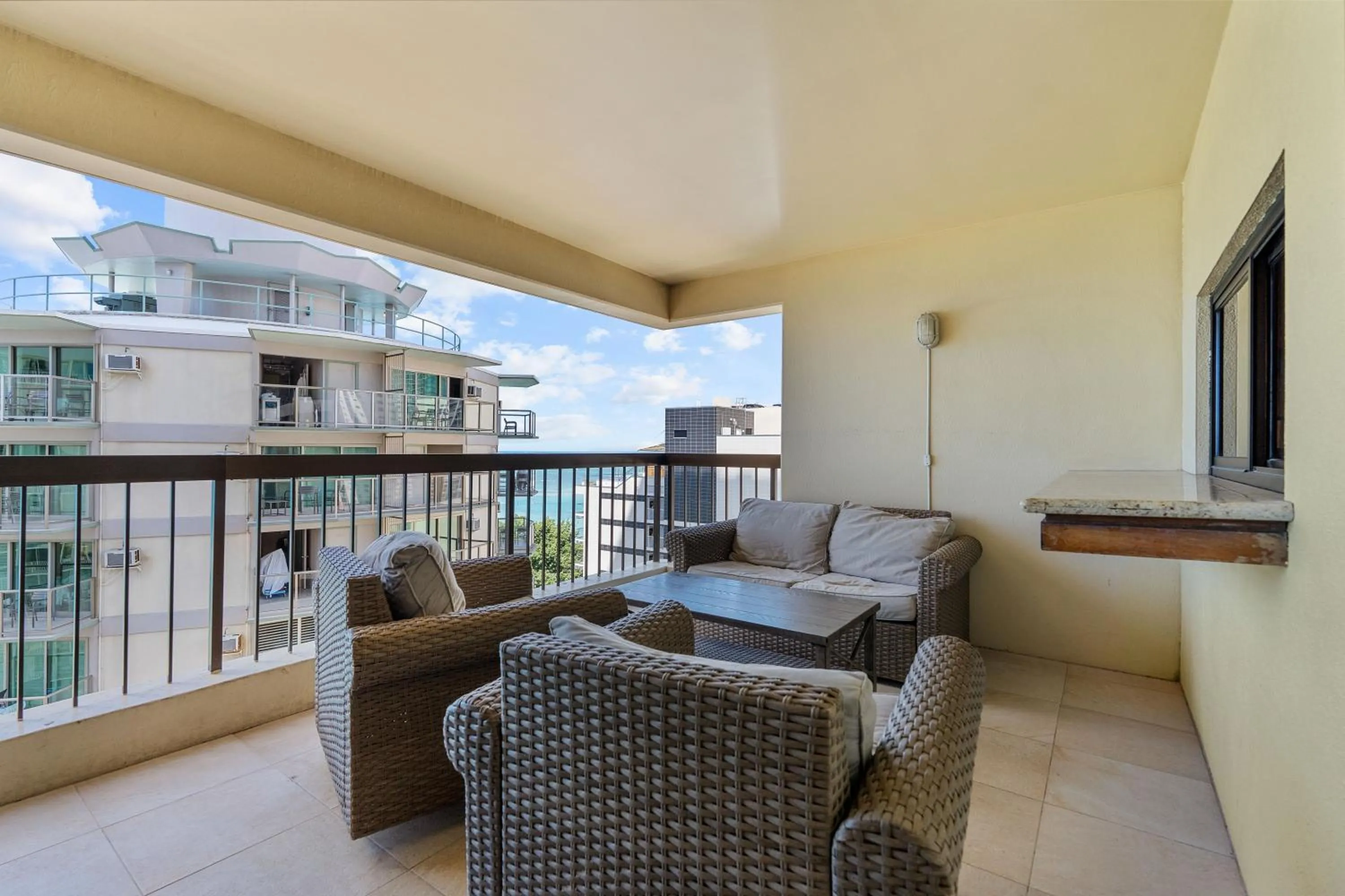 Spacious Waikiki Beach 2BR-Ocean View-Free Parking