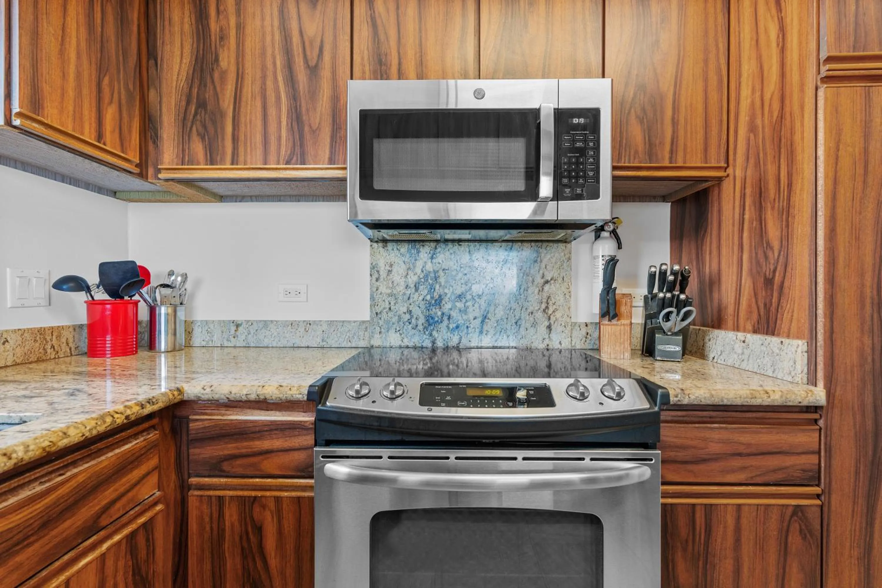 Spacious Waikiki Beach 2BR-Ocean View-Free Parking