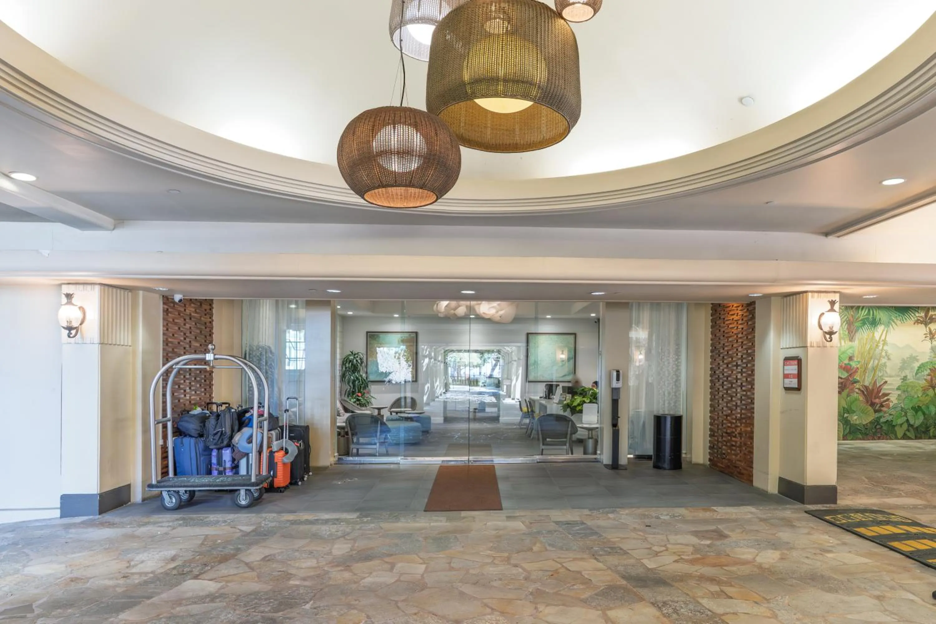 Spacious Waikiki Beach 2BR-Ocean View-Free Parking