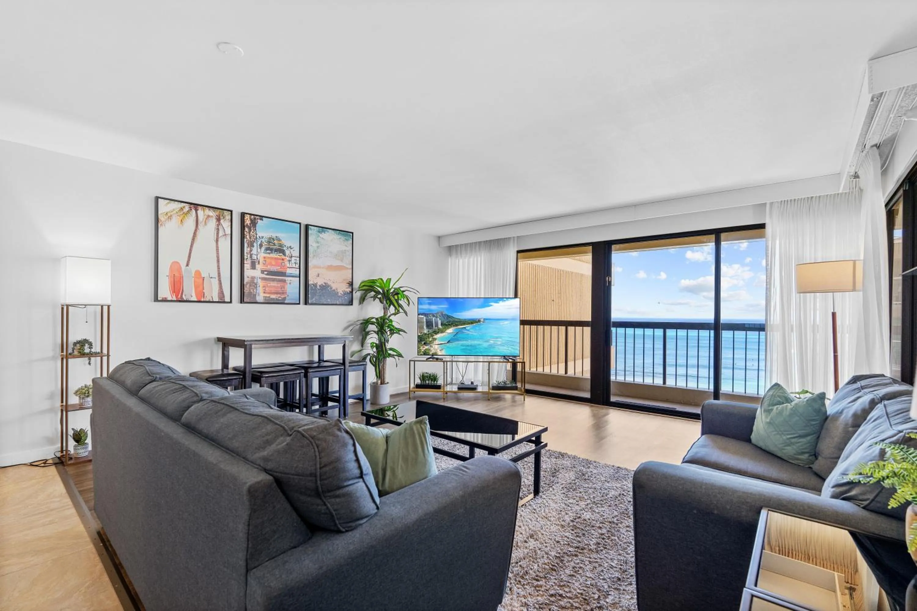 Spacious Waikiki Beach 2BR-Ocean View-Free Parking
