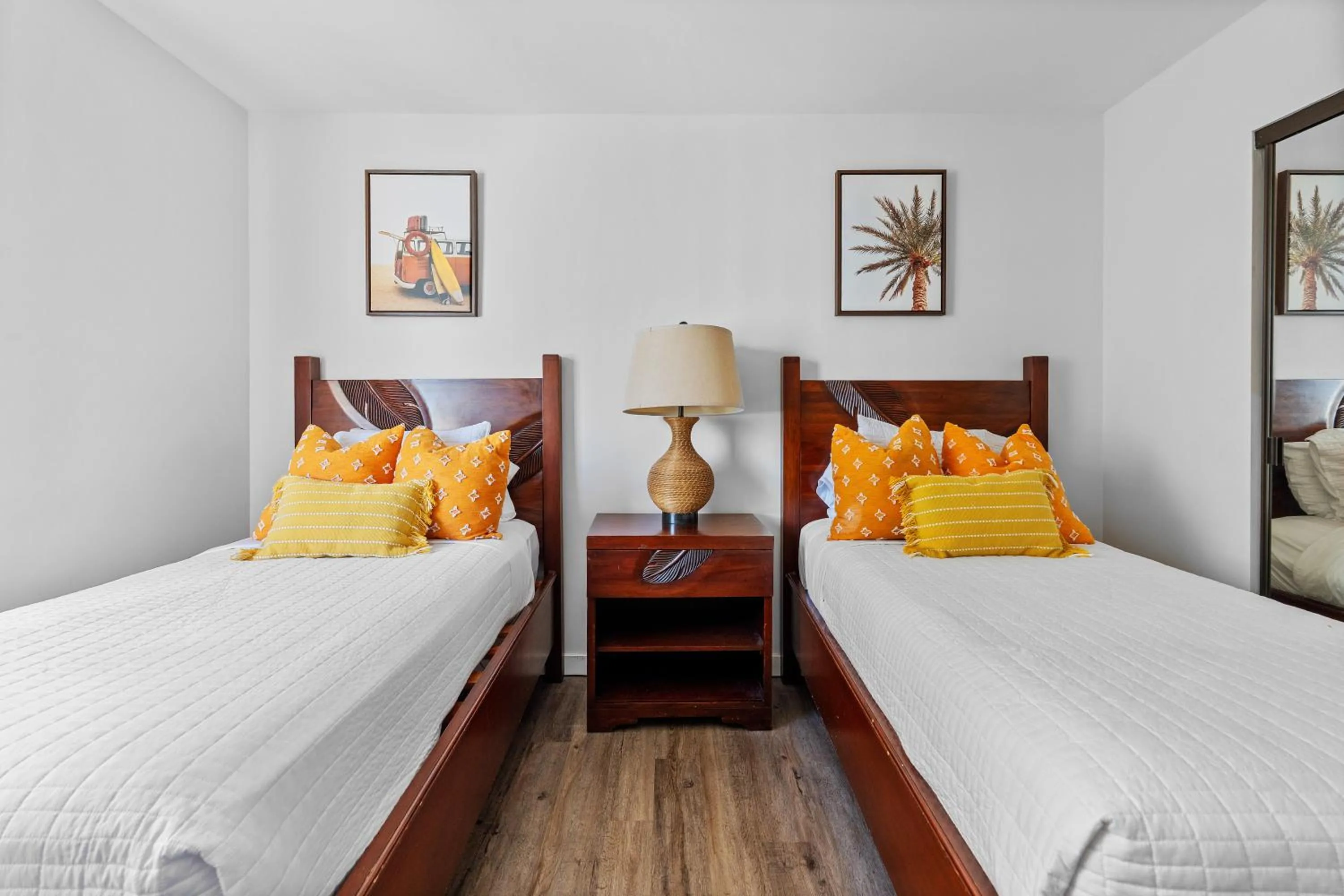 Bed in Spacious Waikiki Beach 2BR-Ocean View-Free Parking