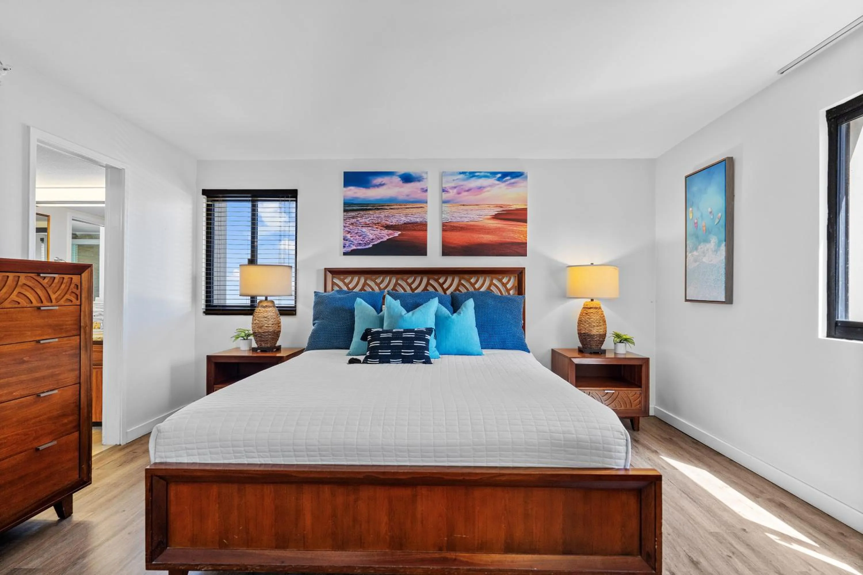 Bed in Spacious Waikiki Beach 2BR-Ocean View-Free Parking