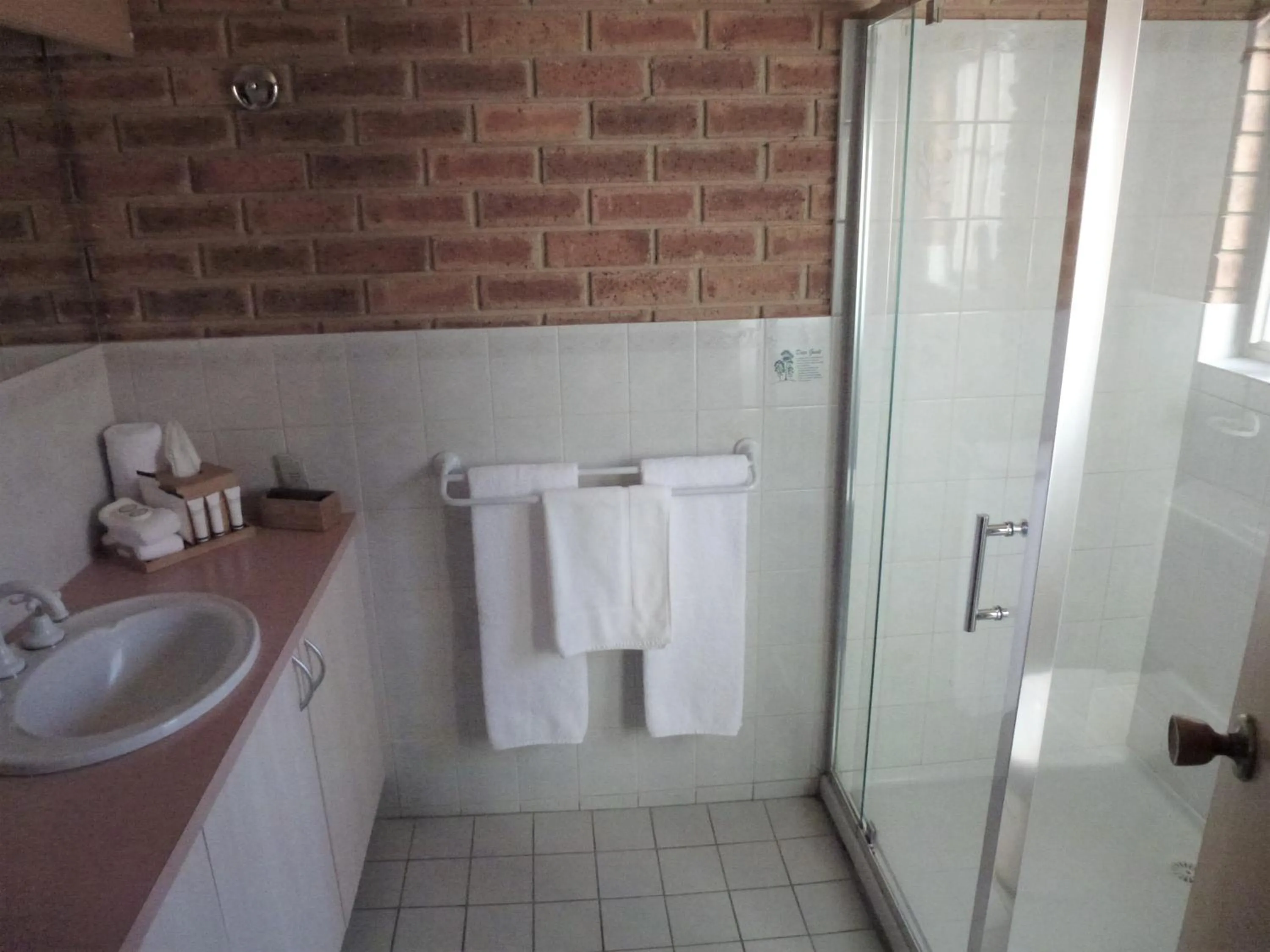 Shower in Colonial Motor Inn Bairnsdale Golden Chain Property