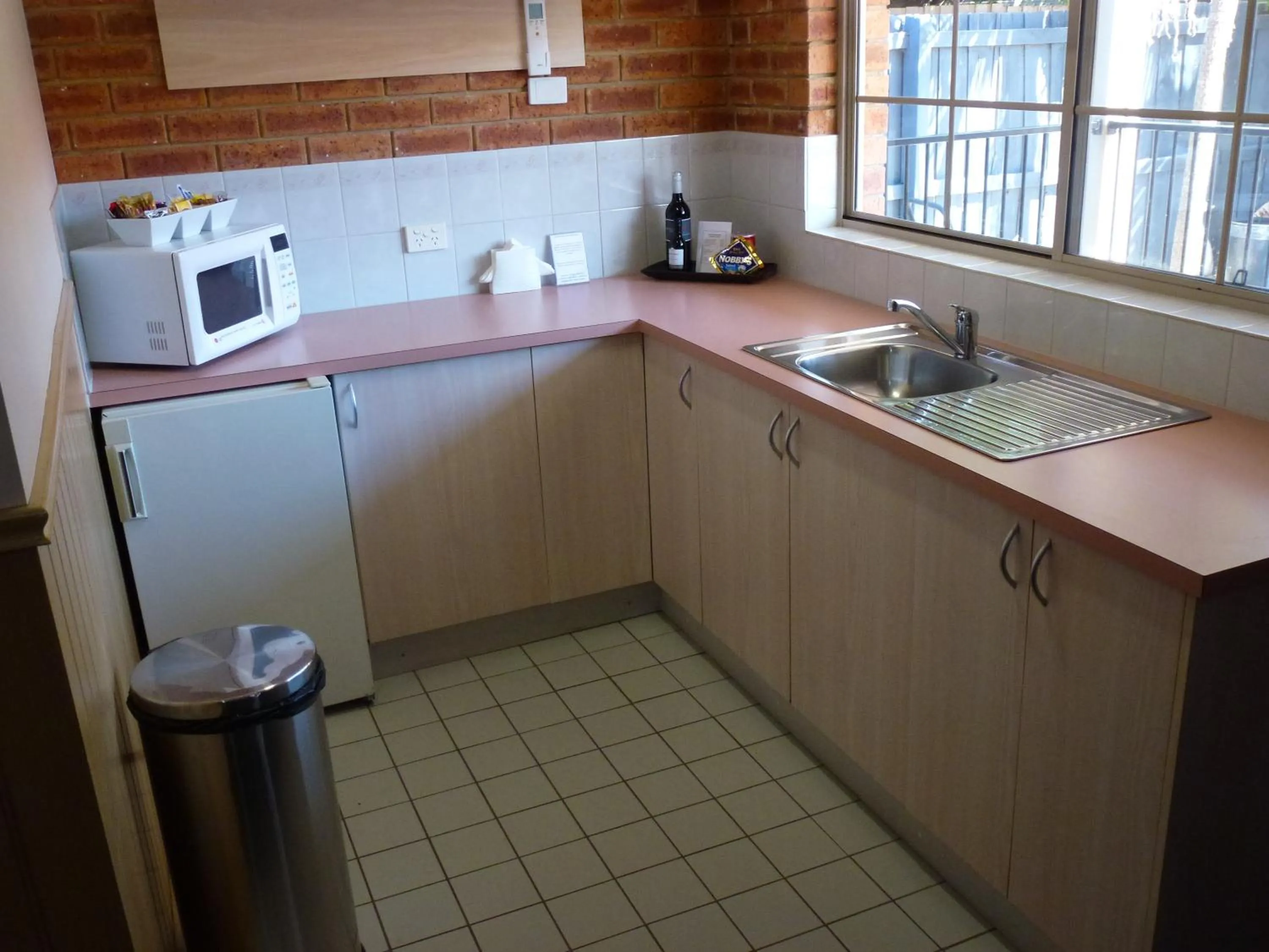 Kitchen or kitchenette in Colonial Motor Inn Bairnsdale Golden Chain Property
