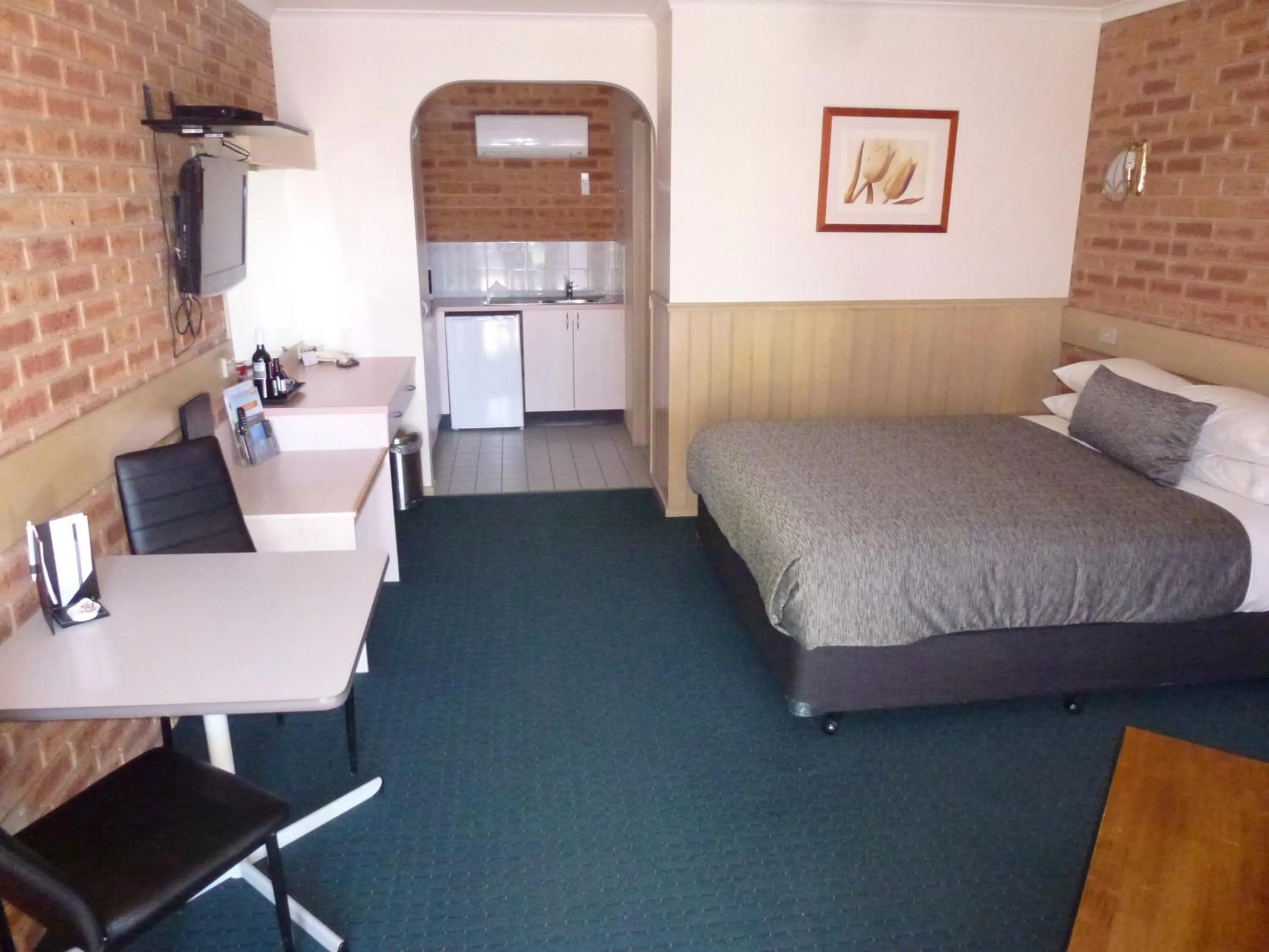 Bed in Colonial Motor Inn Bairnsdale Golden Chain Property