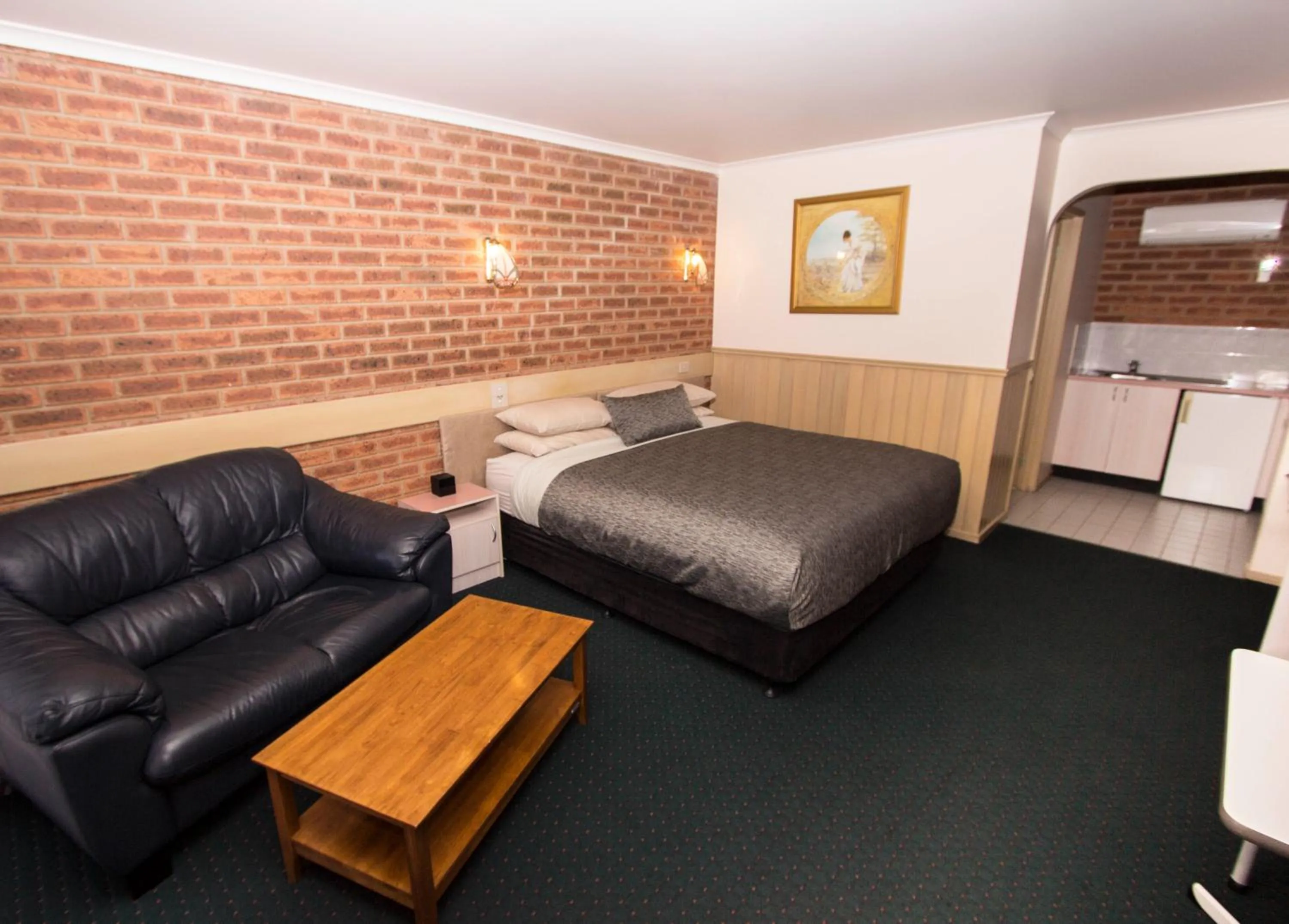 Bedroom, Bed in Colonial Motor Inn Bairnsdale Golden Chain Property