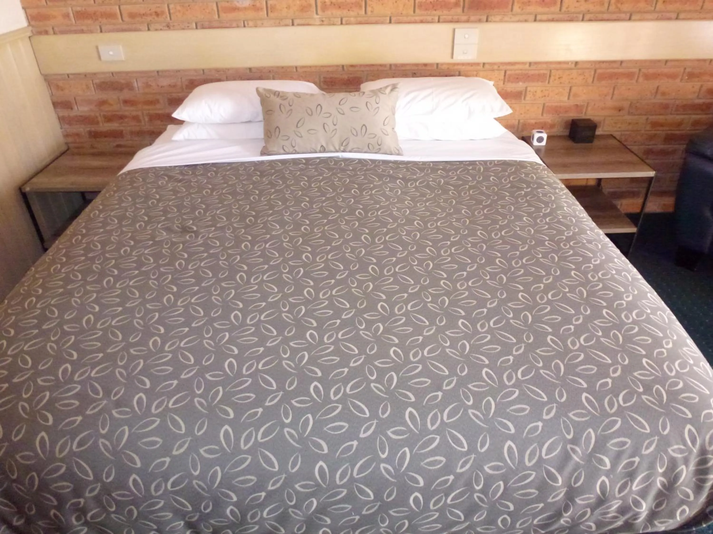 Bed in Colonial Motor Inn Bairnsdale Golden Chain Property
