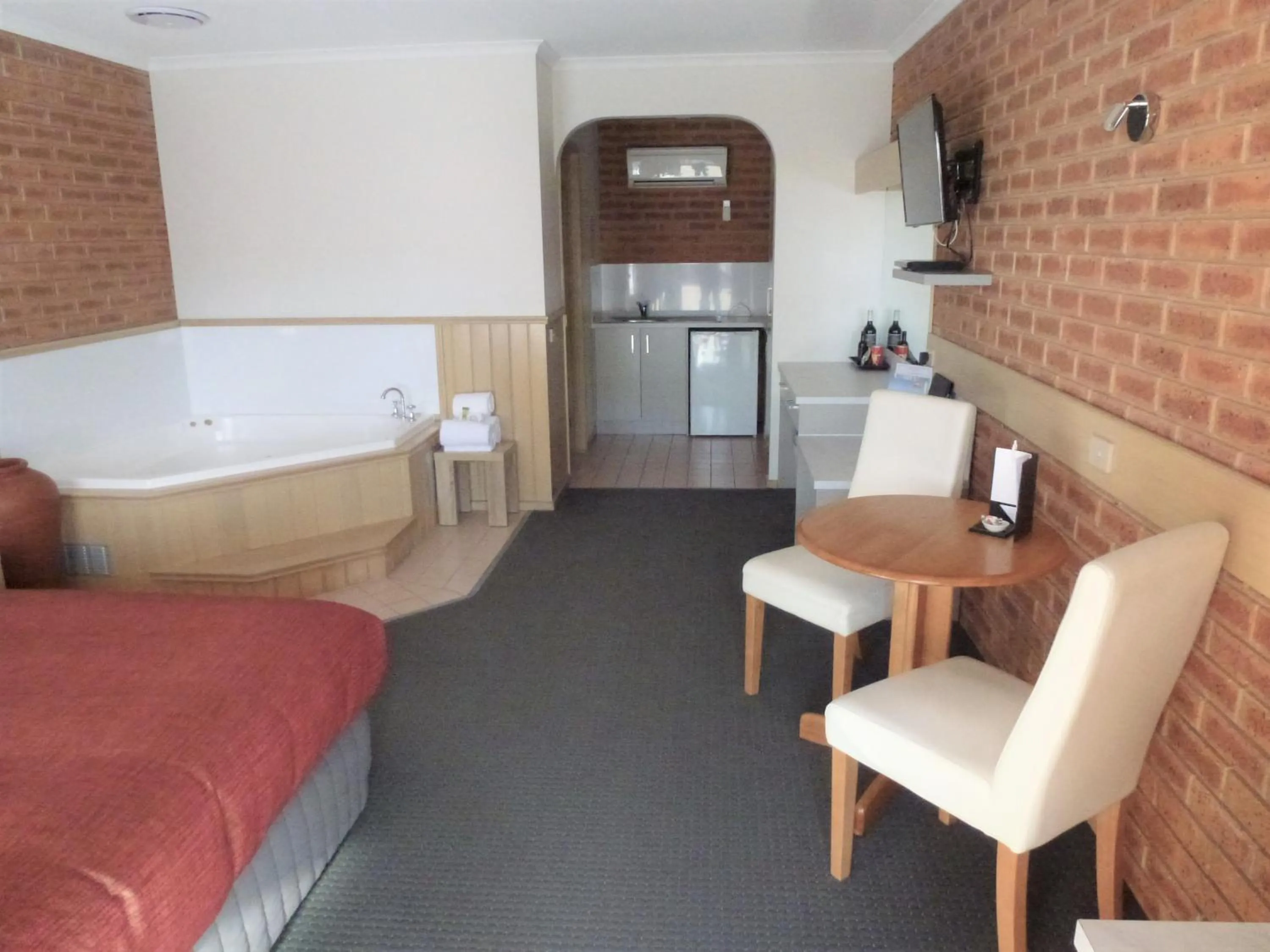 Photo of the whole room, Bed in Colonial Motor Inn Bairnsdale Golden Chain Property