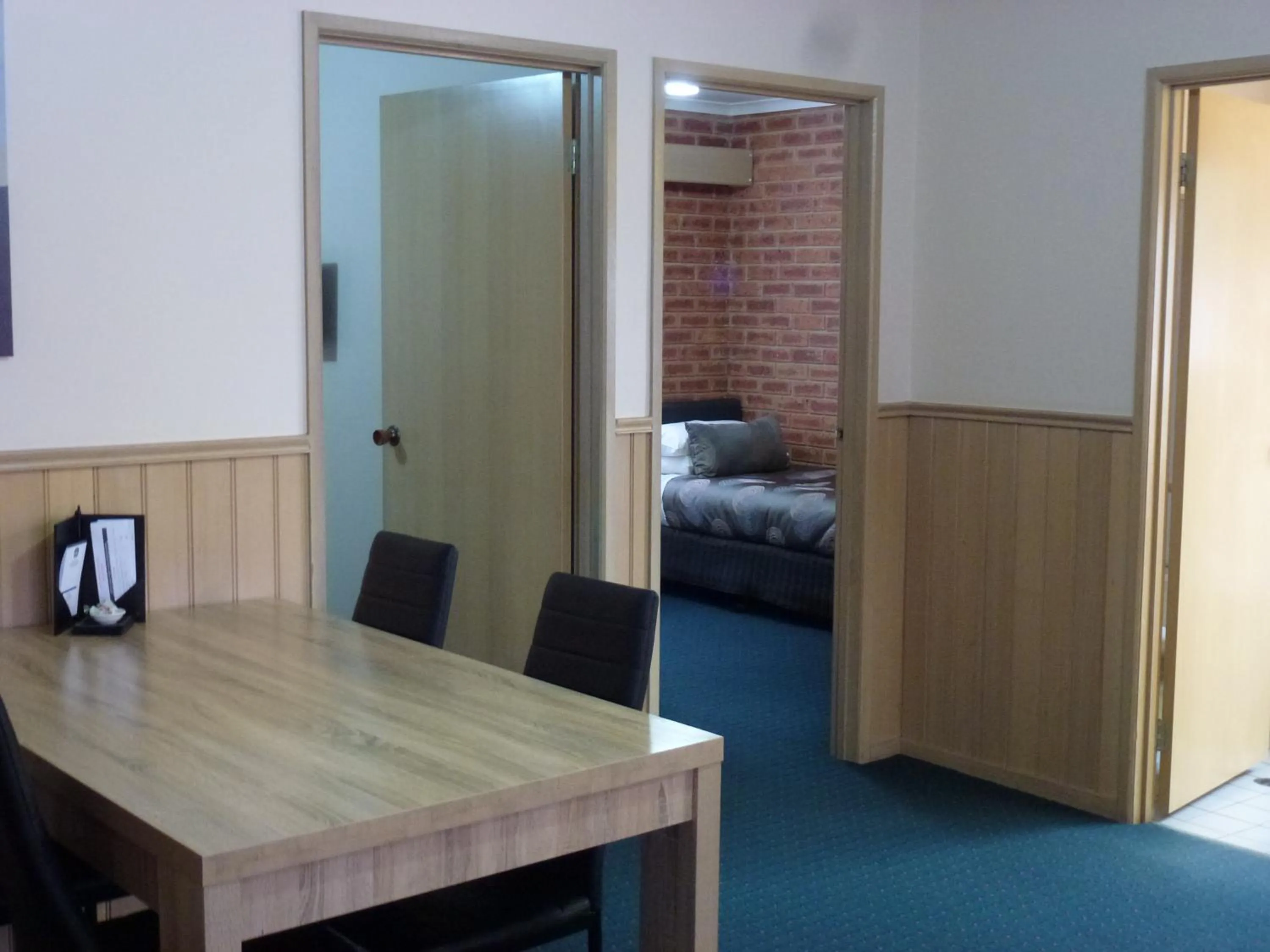 Dining area, Bed in Colonial Motor Inn Bairnsdale Golden Chain Property