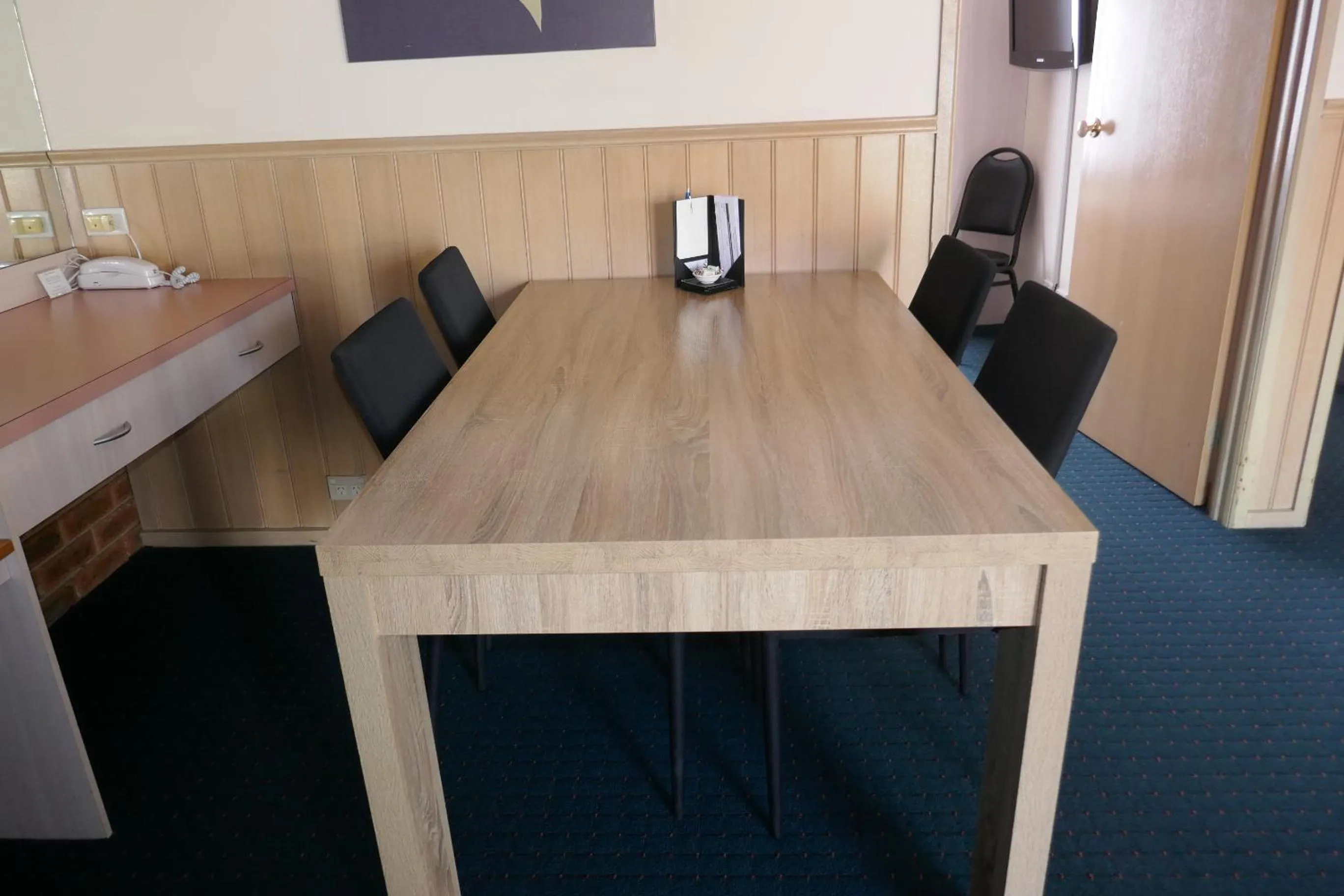 Dining area in Colonial Motor Inn Bairnsdale Golden Chain Property
