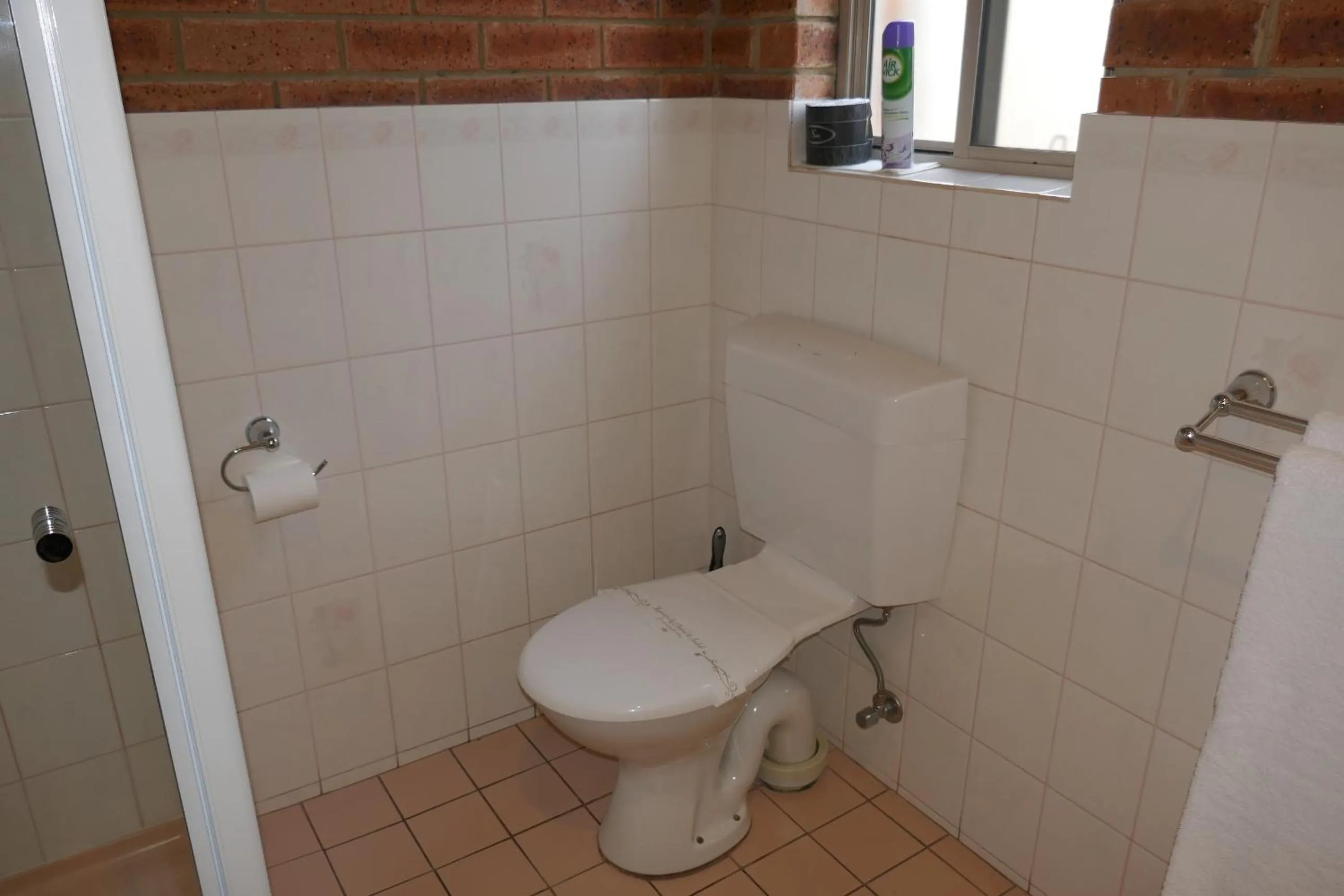 Toilet in Colonial Motor Inn Bairnsdale Golden Chain Property