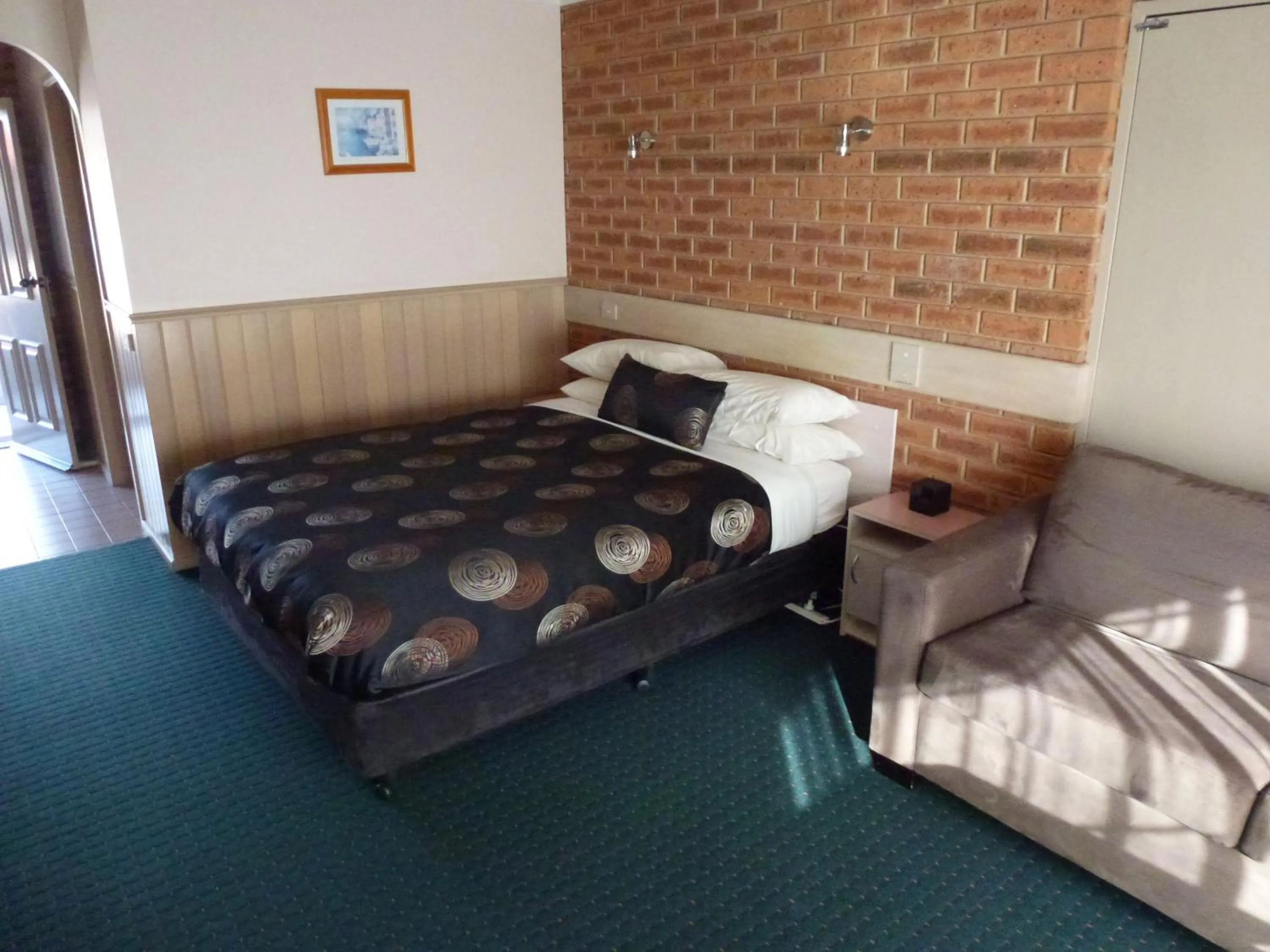 Bed in Colonial Motor Inn Bairnsdale Golden Chain Property