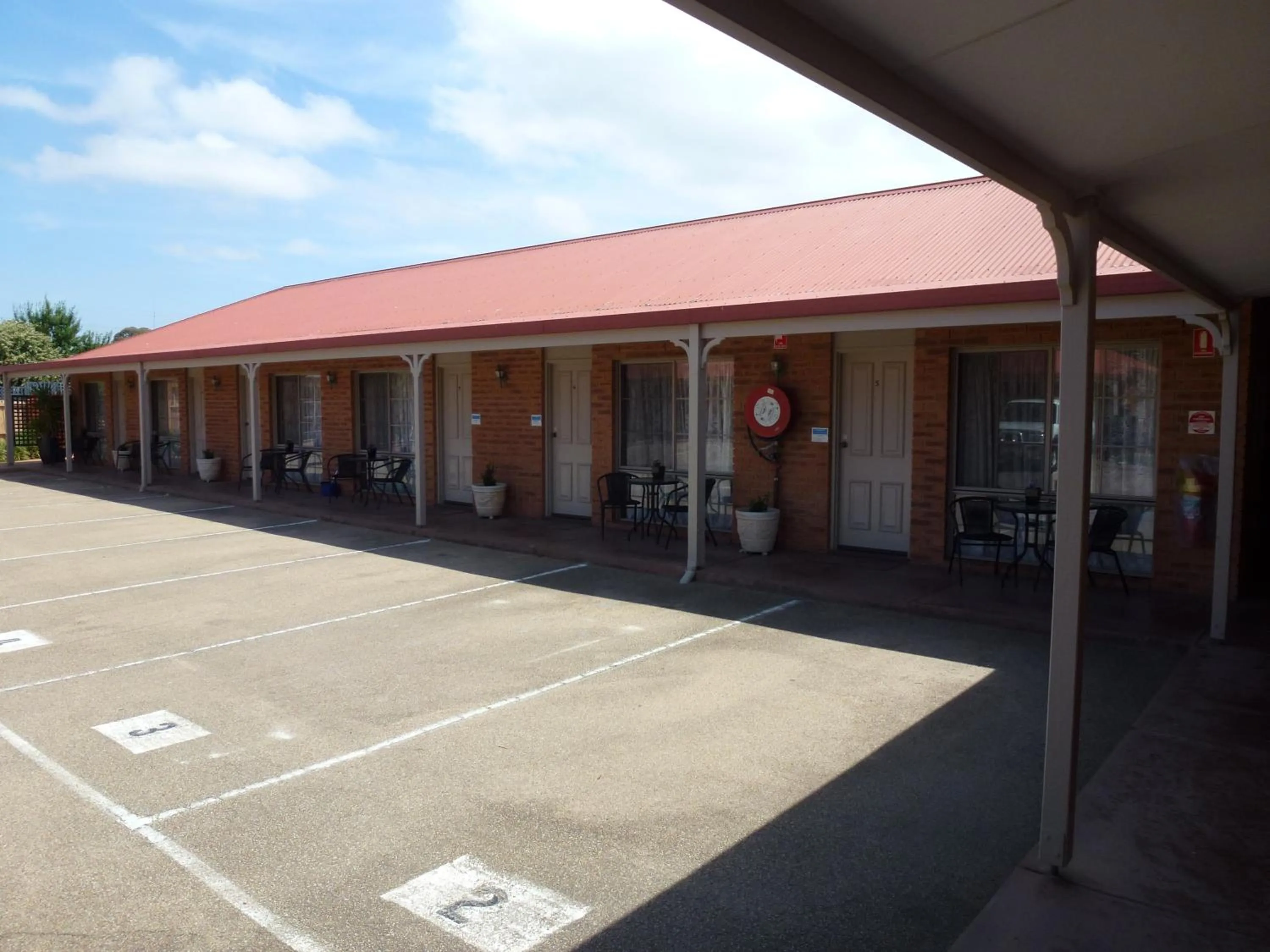 Facade/entrance in Colonial Motor Inn Bairnsdale Golden Chain Property
