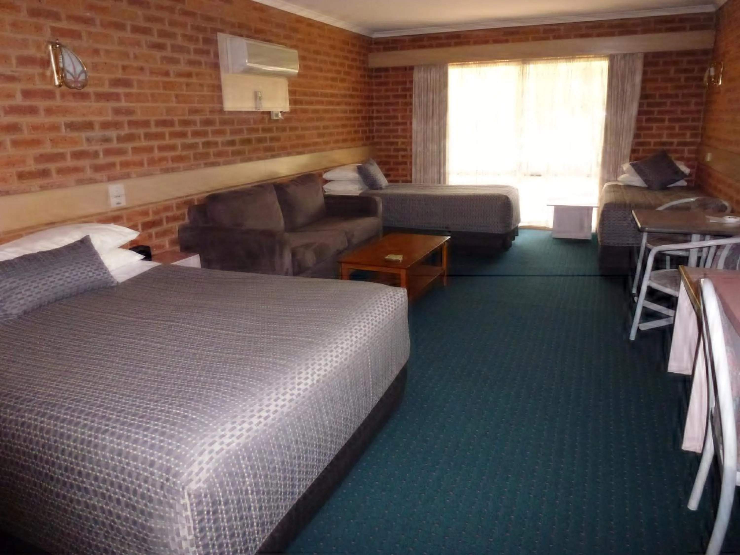 Photo of the whole room, Bed in Colonial Motor Inn Bairnsdale Golden Chain Property