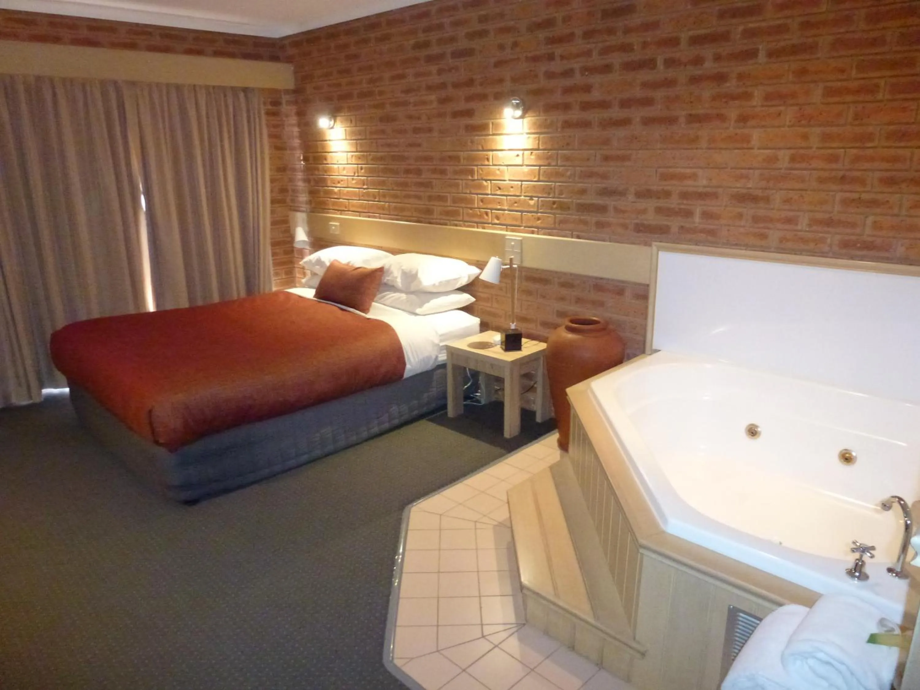 Bed in Colonial Motor Inn Bairnsdale Golden Chain Property