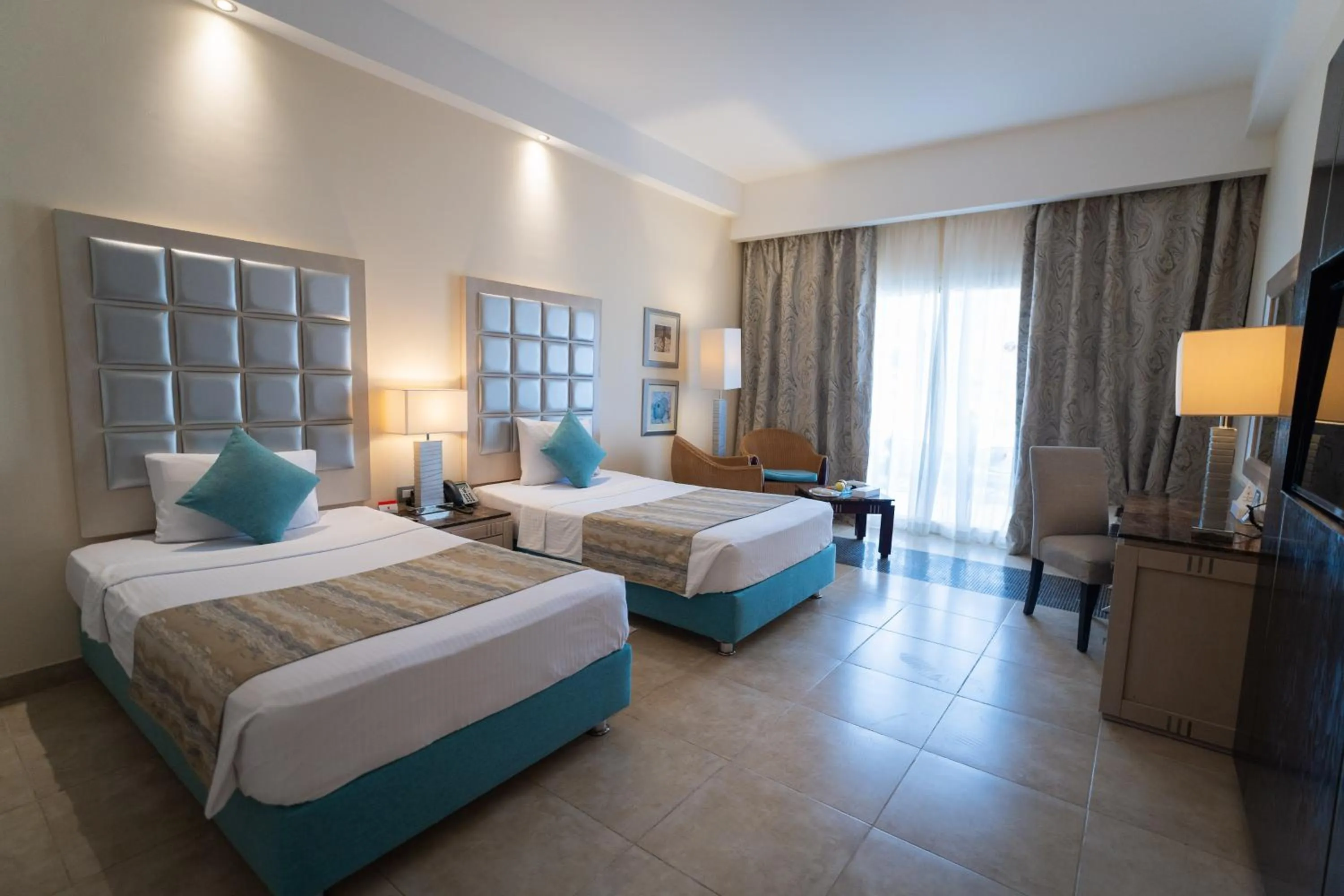 Bedroom, Bed in Tropitel Sahl Hasheesh
