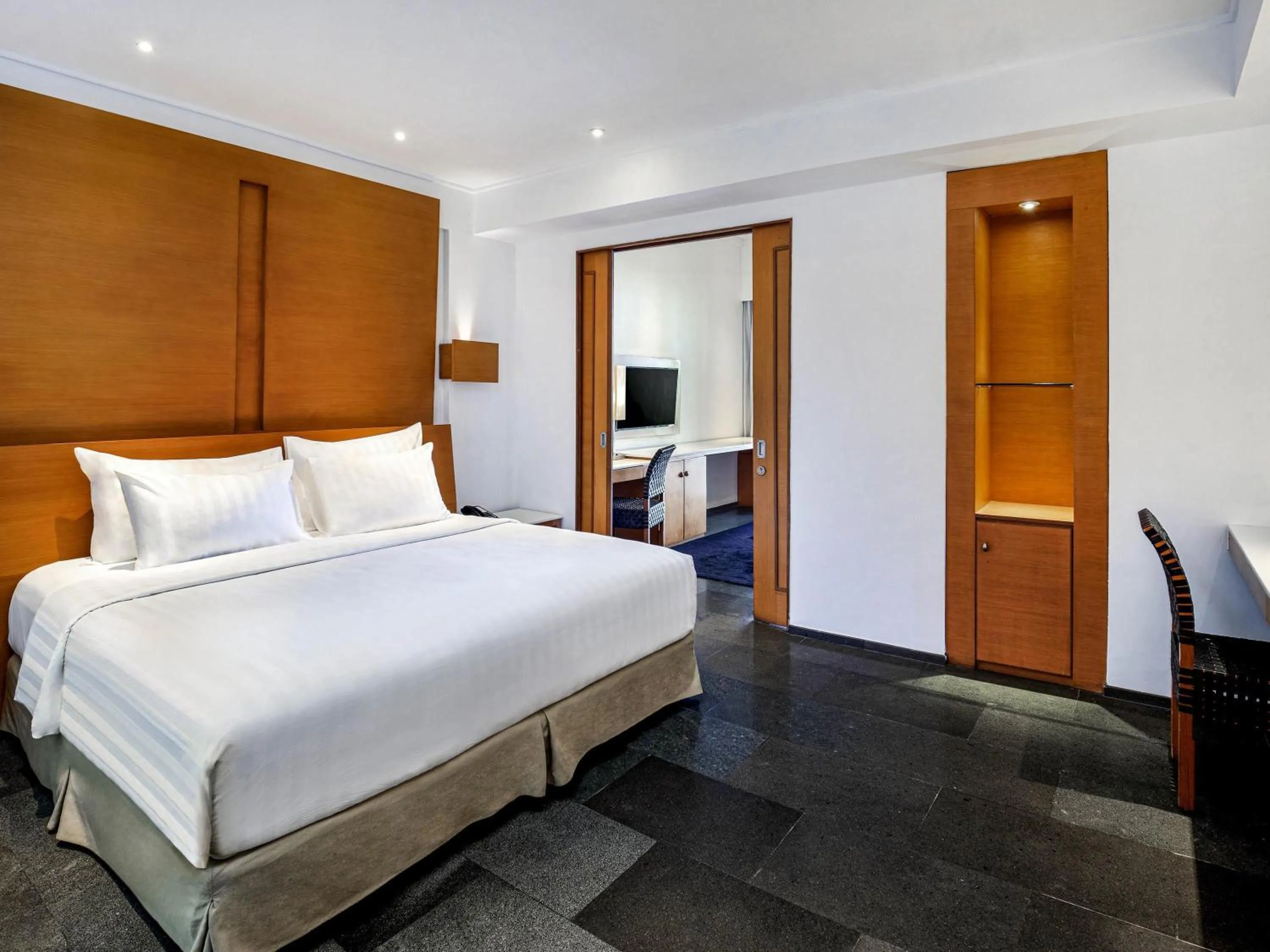 Bedroom, Bed in Novotel Palembang