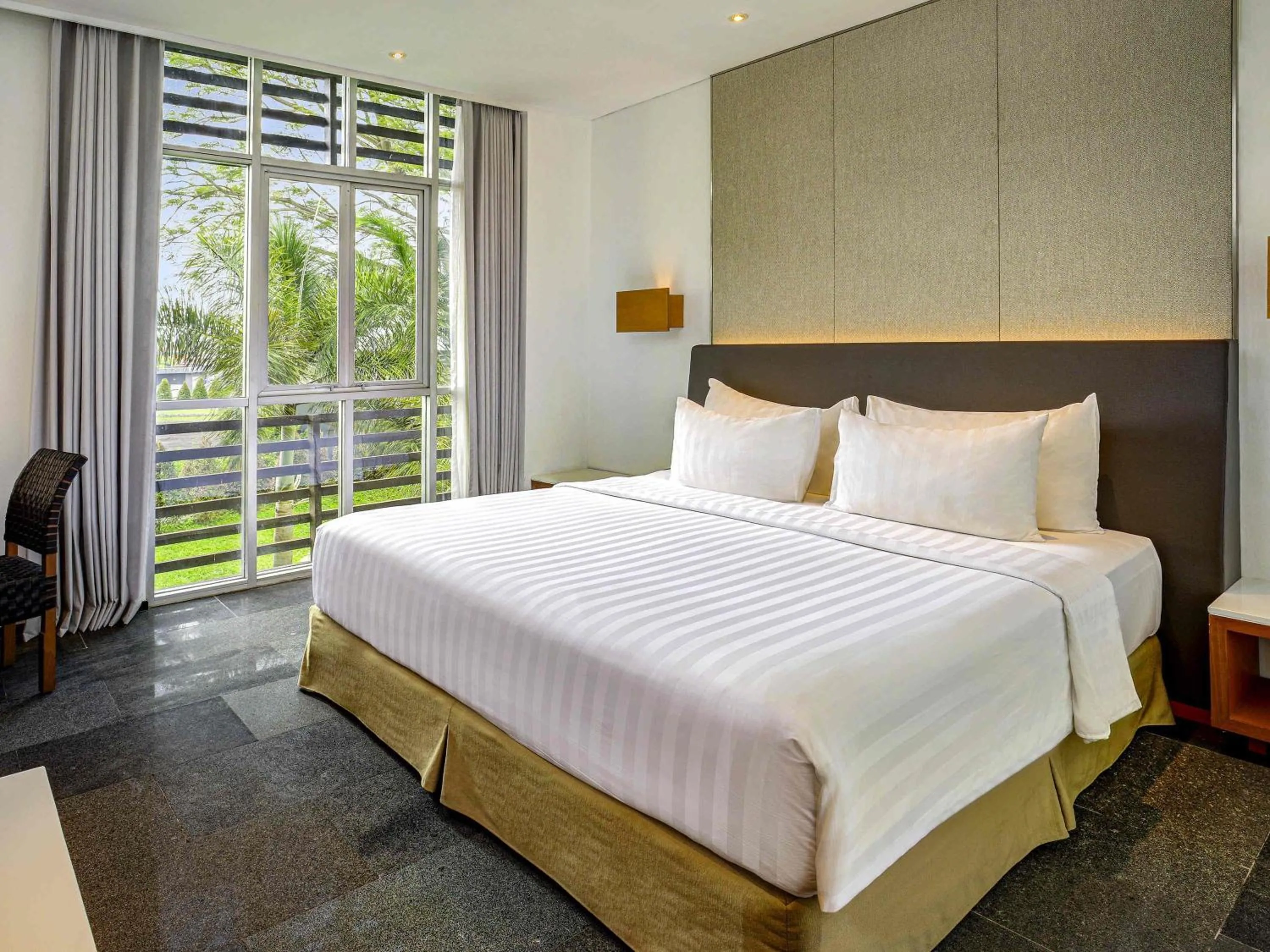 Bedroom, Bed in Novotel Palembang