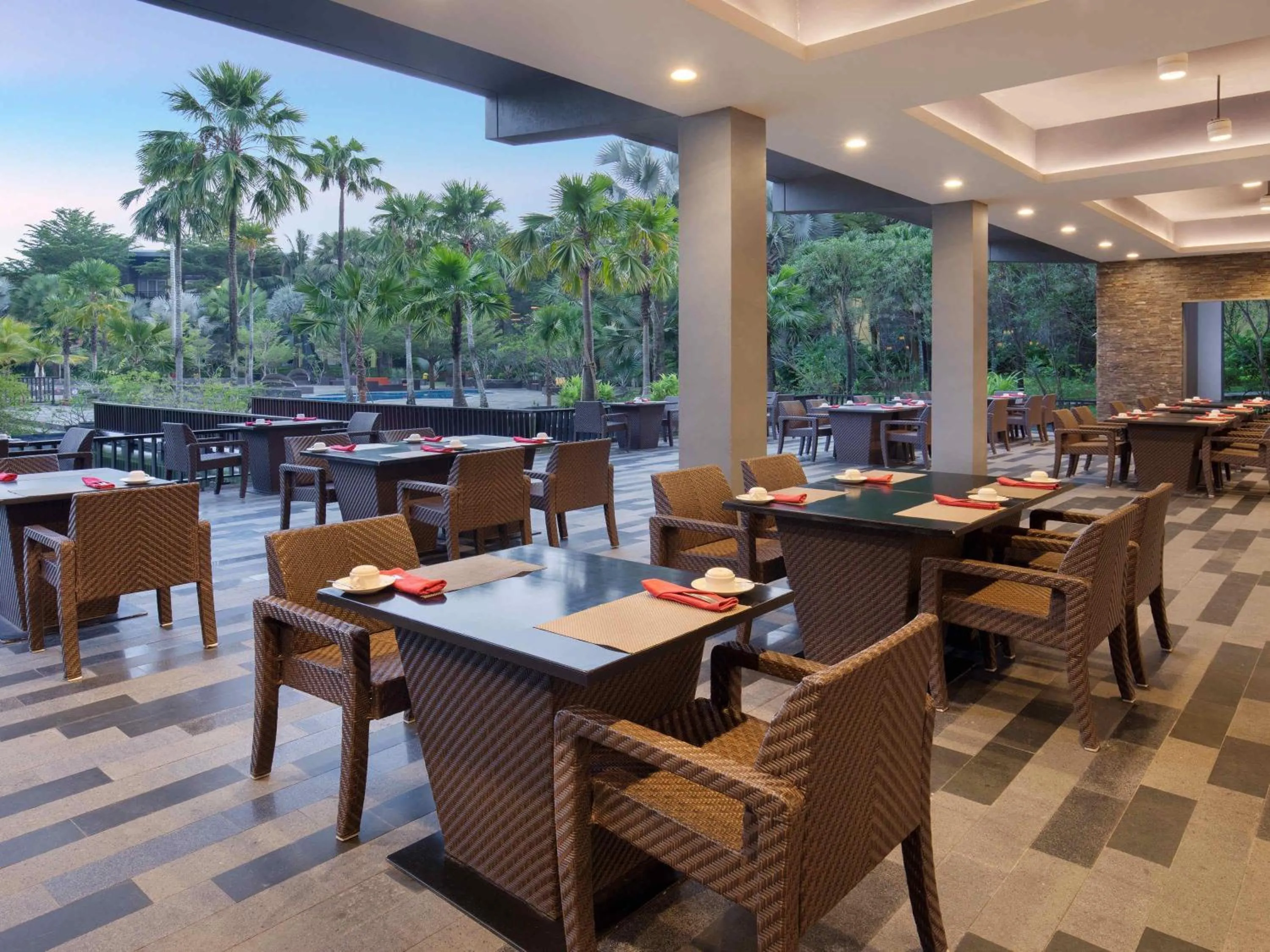 Restaurant/places to eat in Novotel Palembang