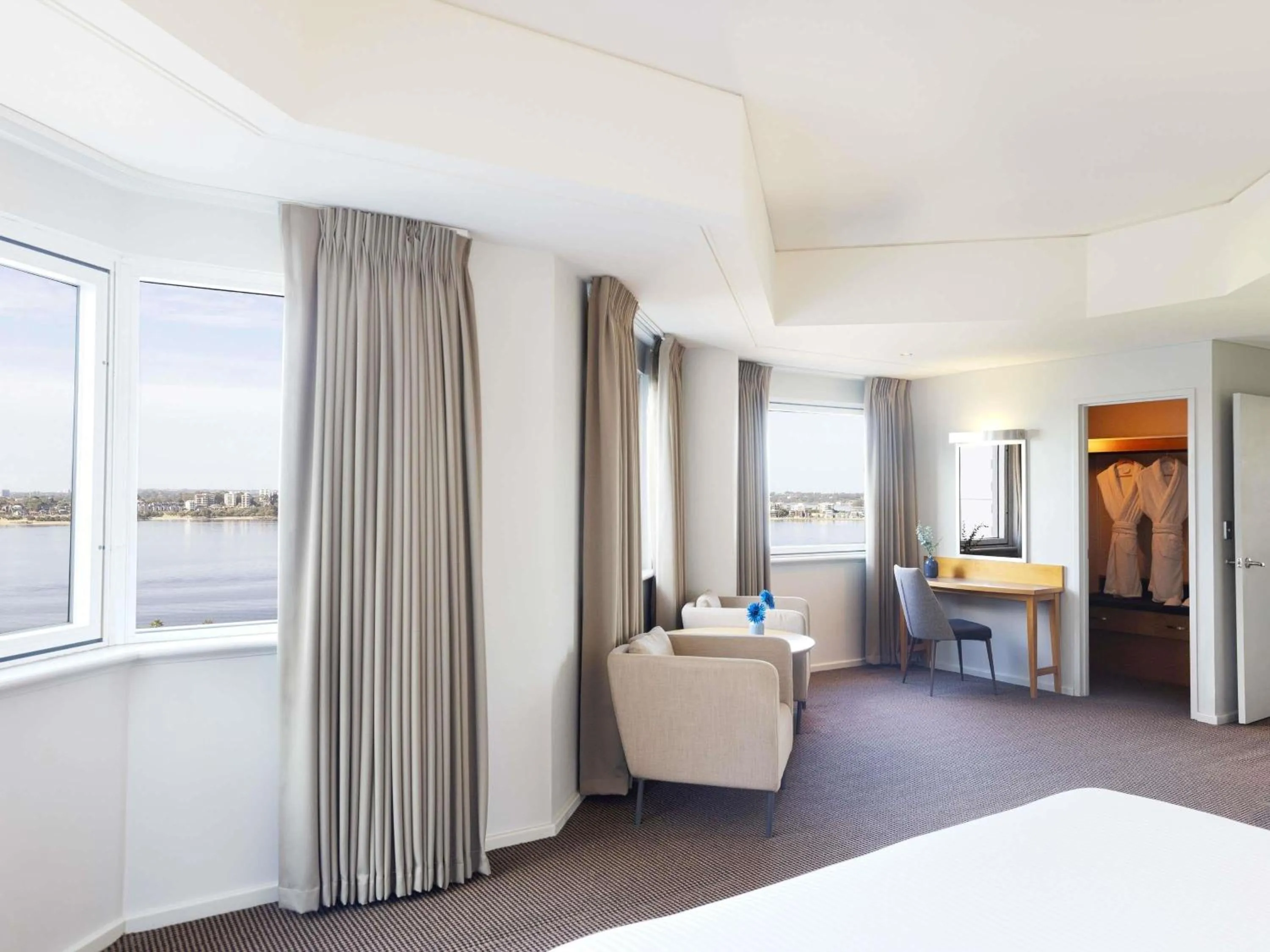 Photo of the whole room, Bed in Novotel Perth Langley