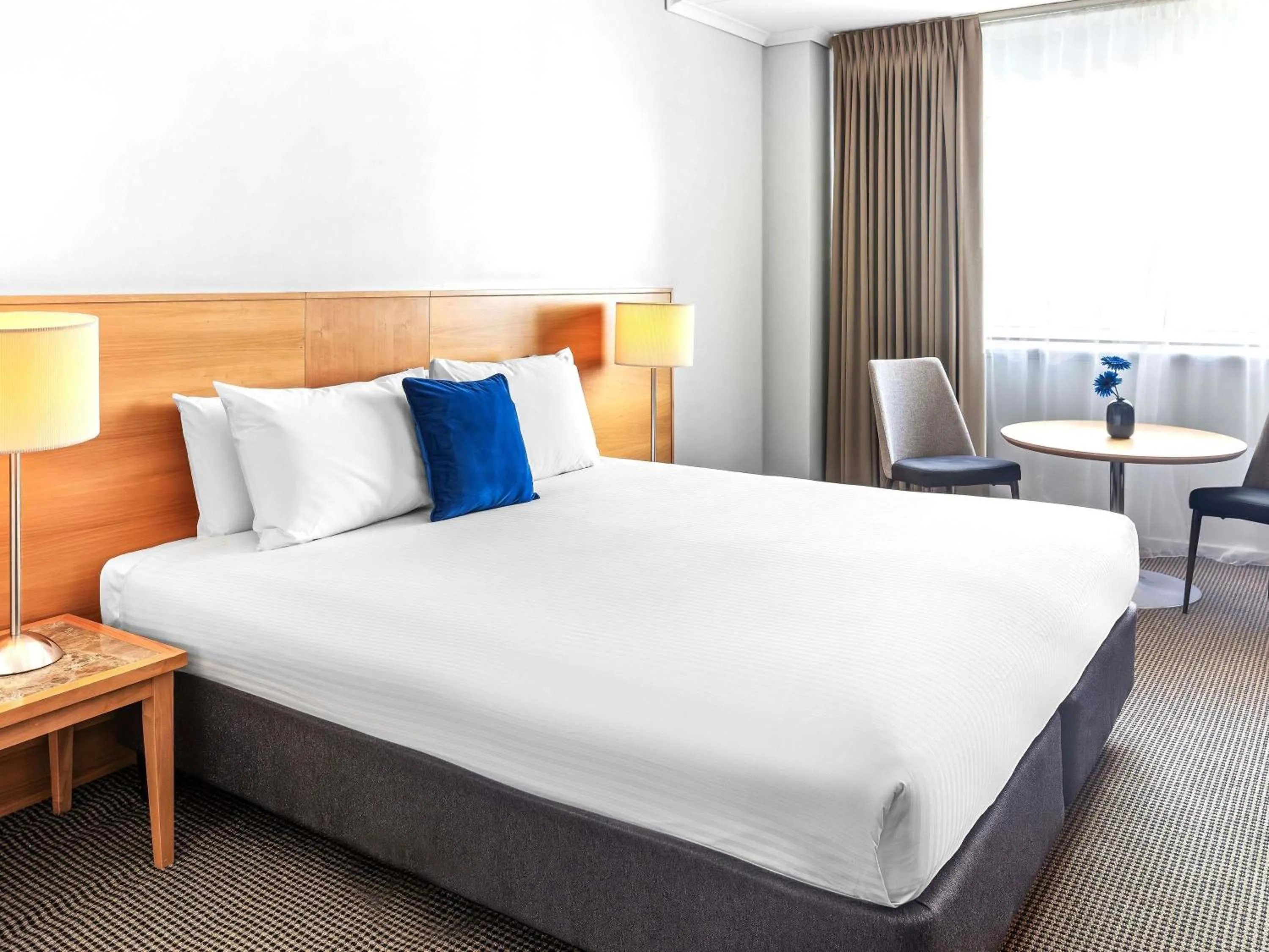 Property building, Bed in Novotel Perth Langley