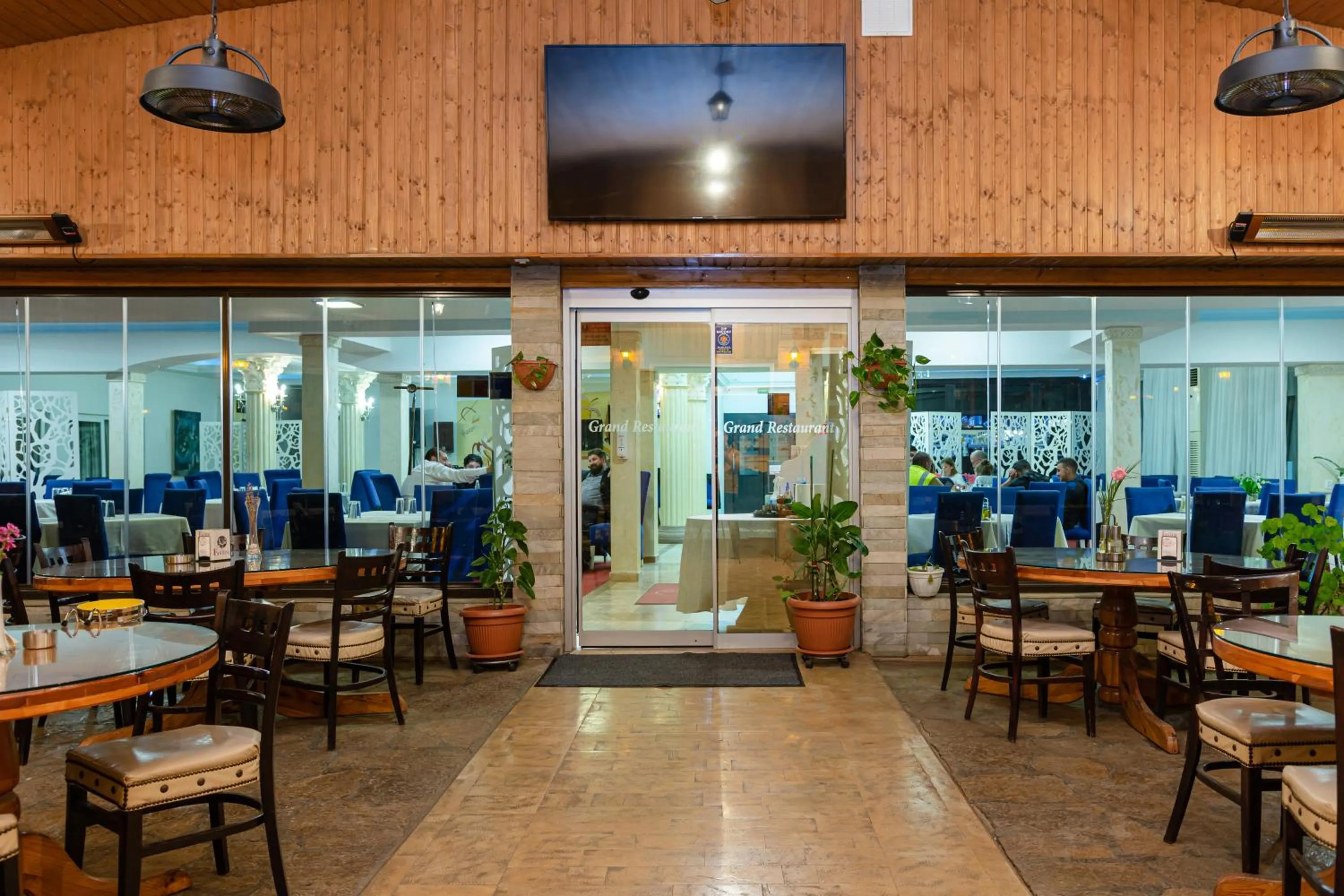 Restaurant/places to eat in Hotel Grand