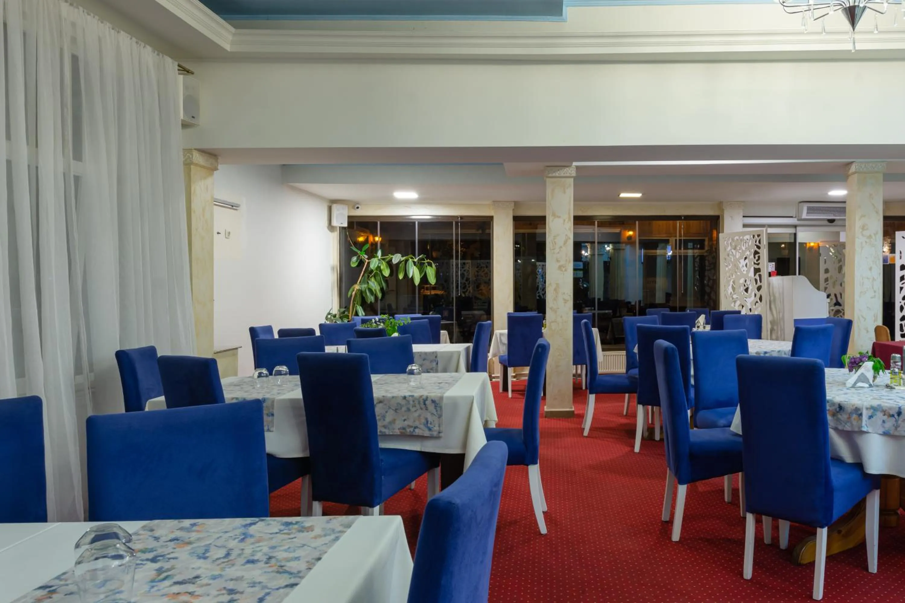 Restaurant/places to eat in Hotel Grand