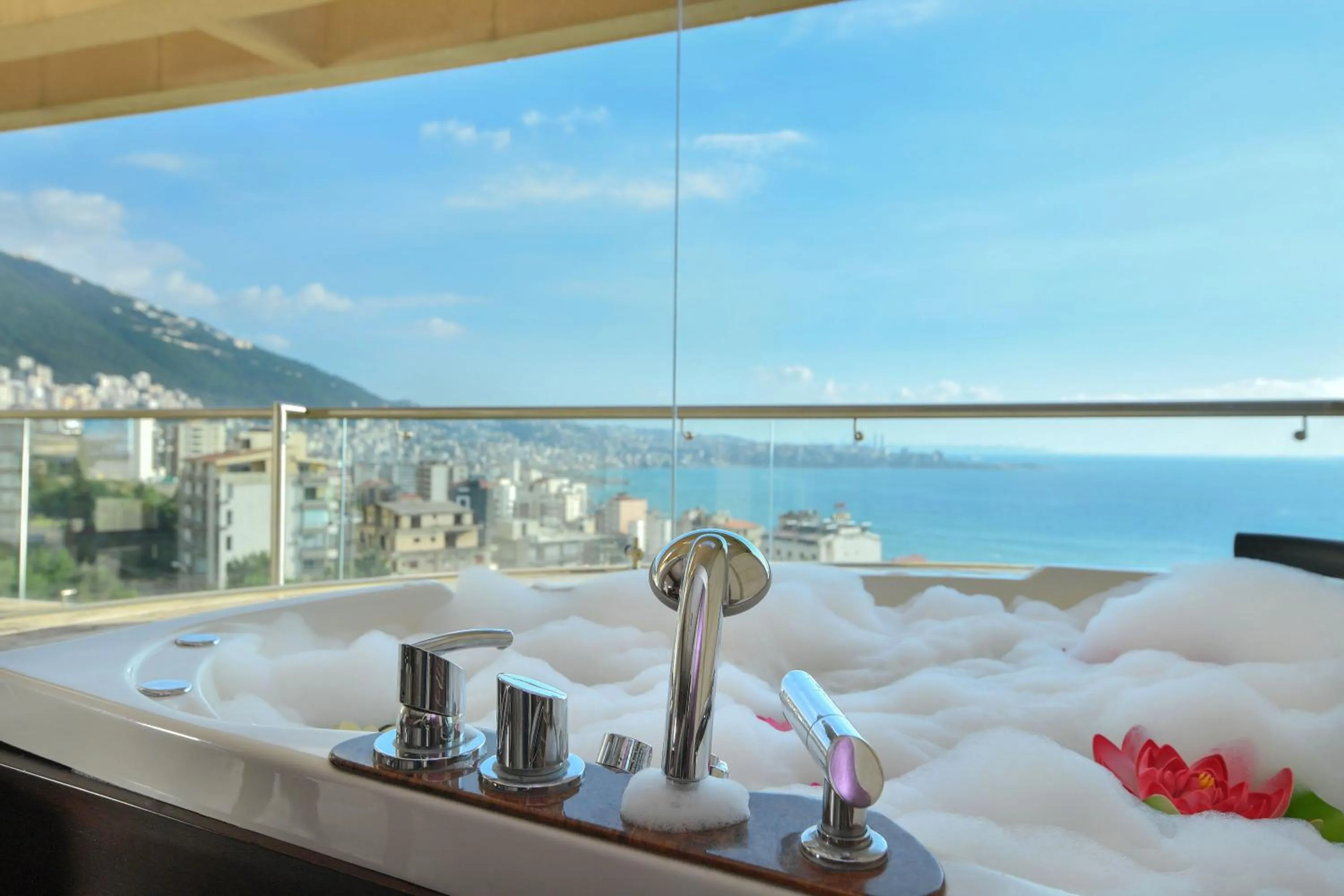 Hot Tub in Hollywood Inn Boutique Hotel