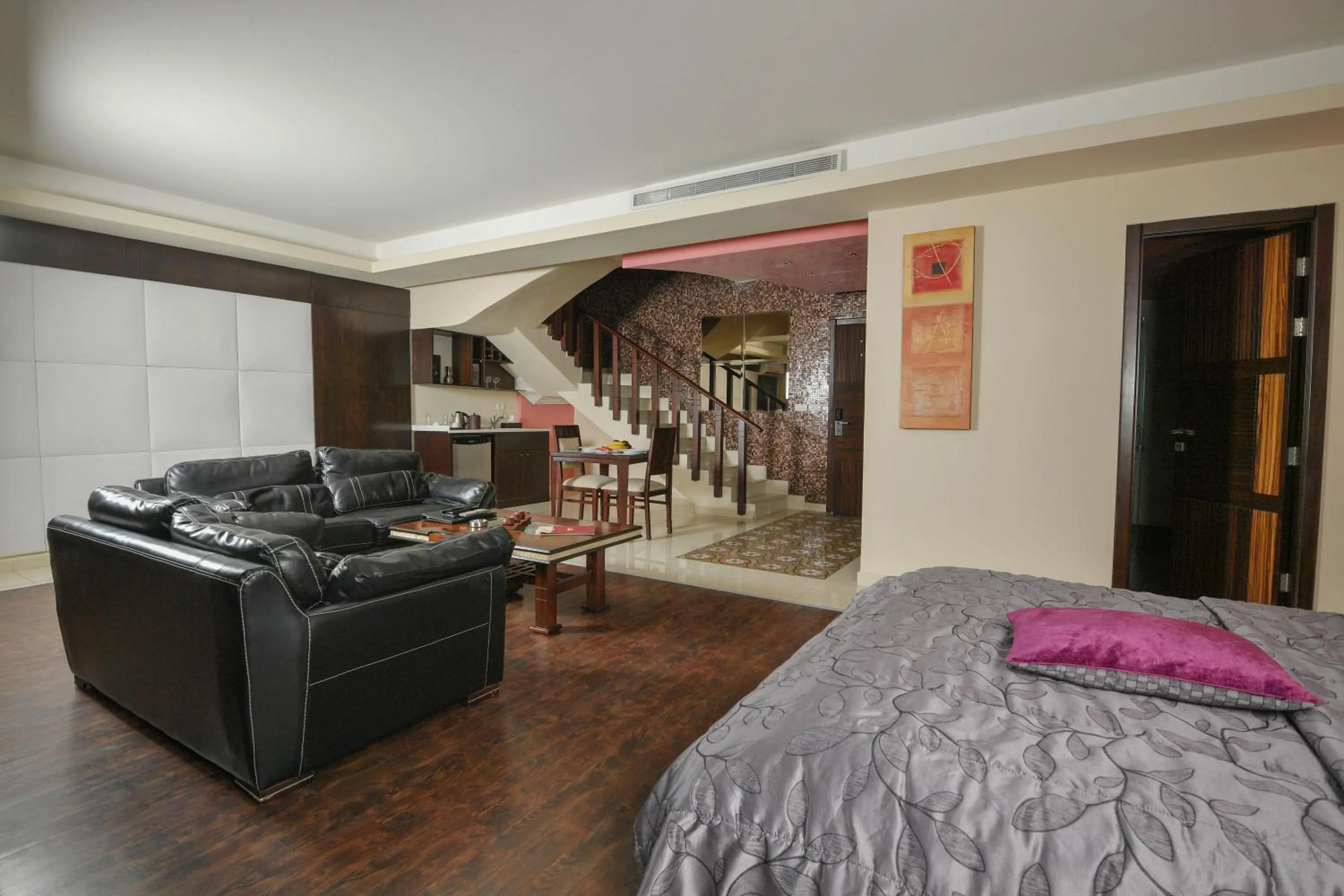 Seating area, Bed in Hollywood Inn Boutique Hotel