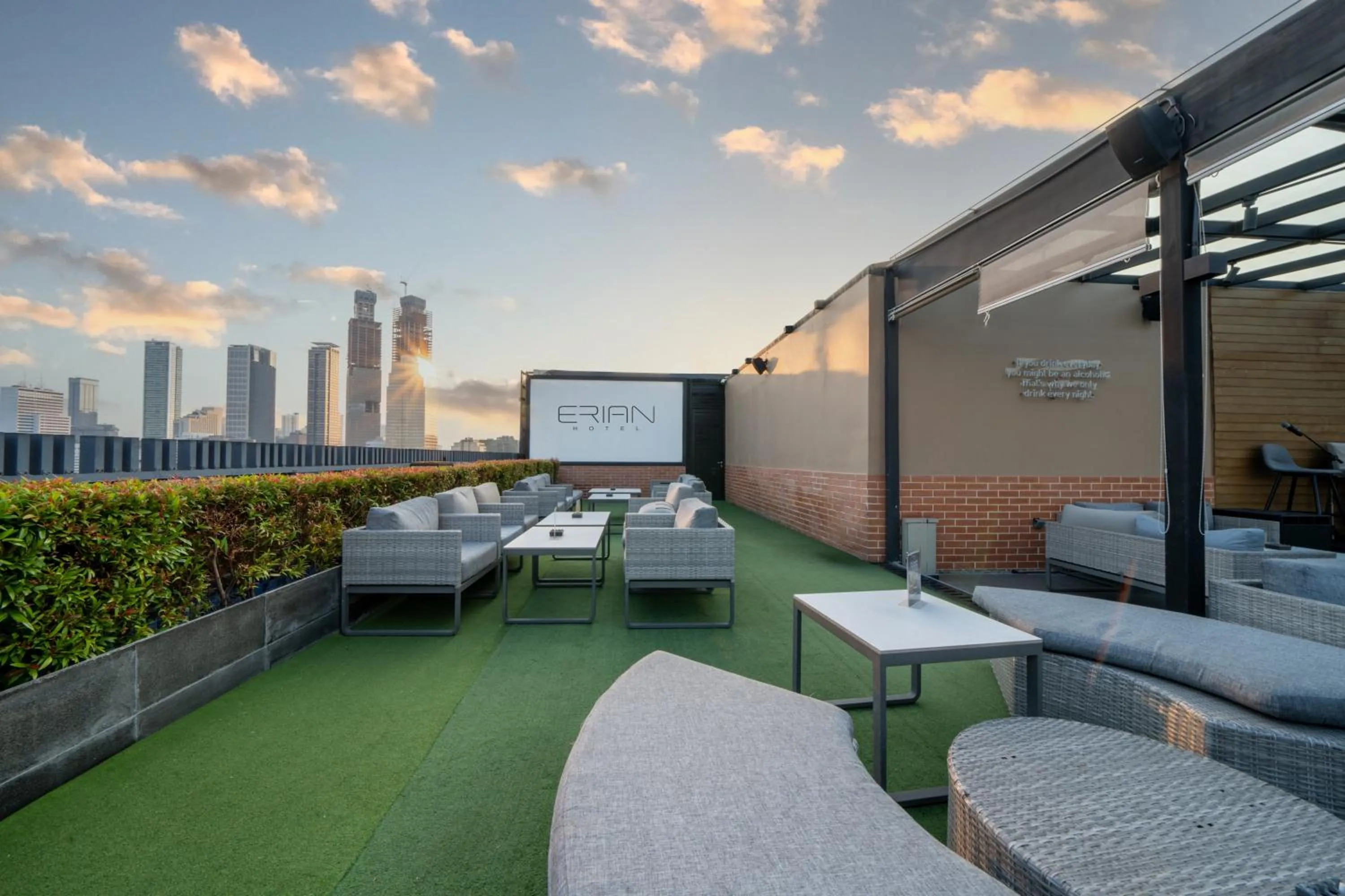 Restaurant/places to eat in Erian Hotel