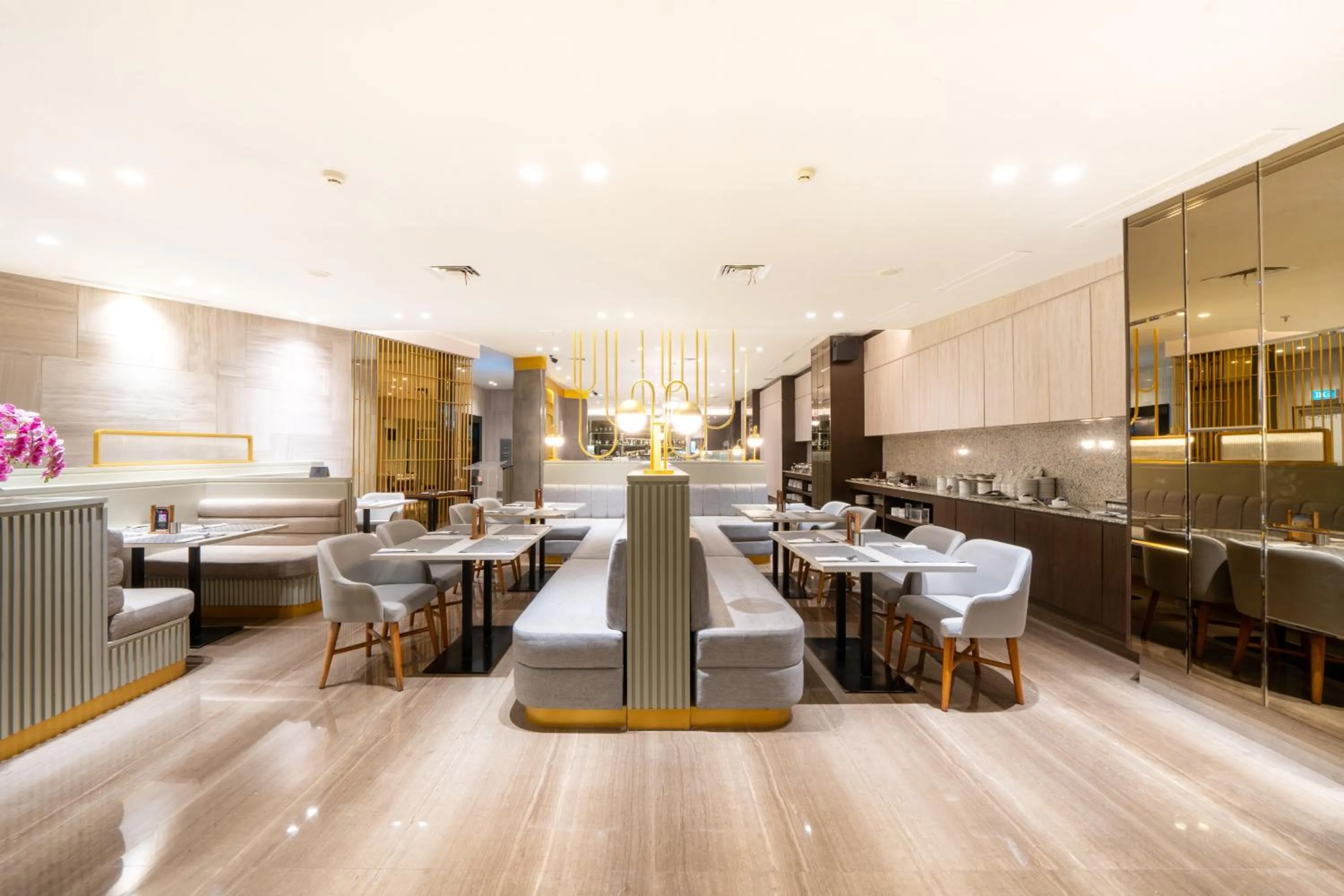 Restaurant/places to eat in Erian Hotel