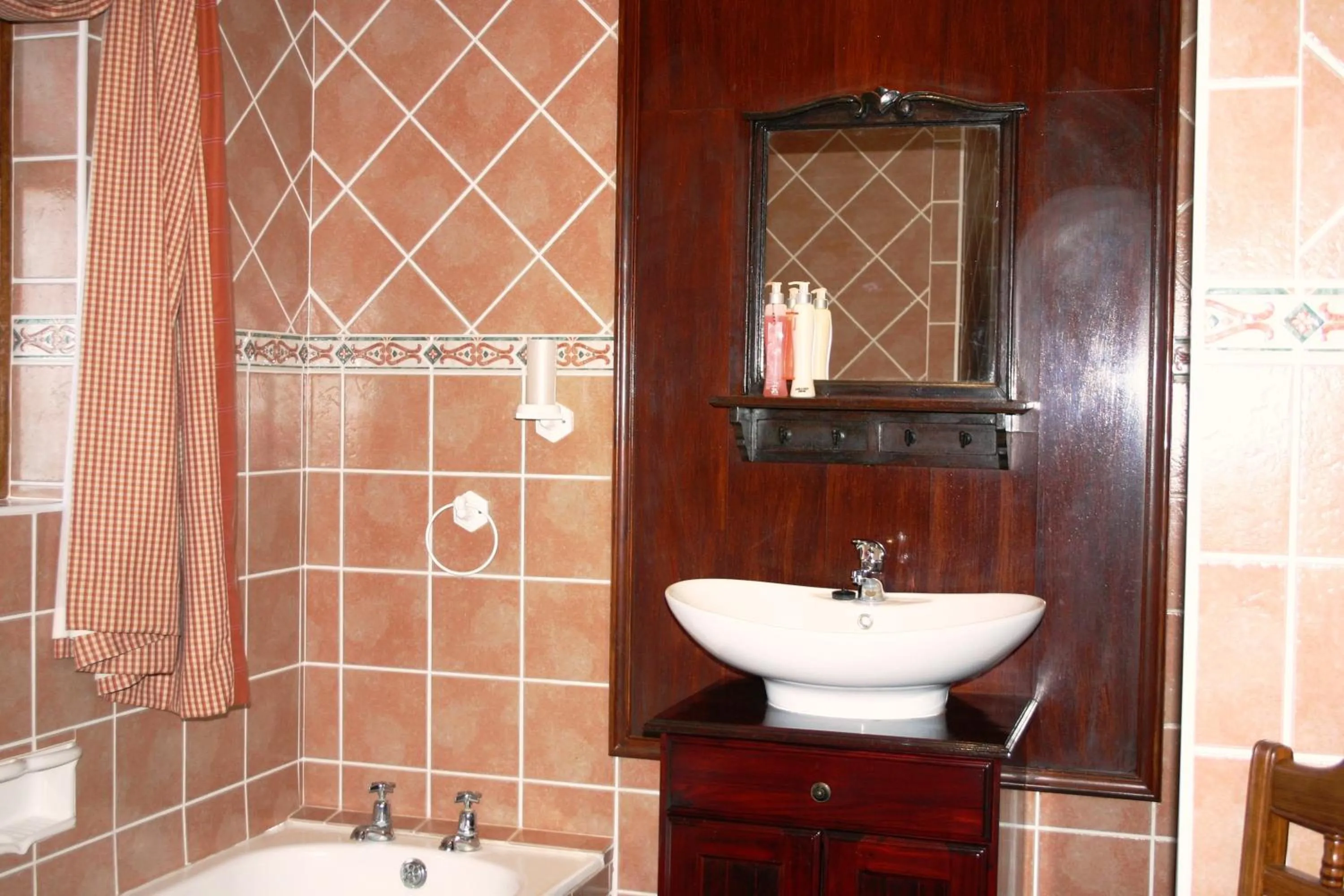 Bathroom in Brown Jug Guest House
