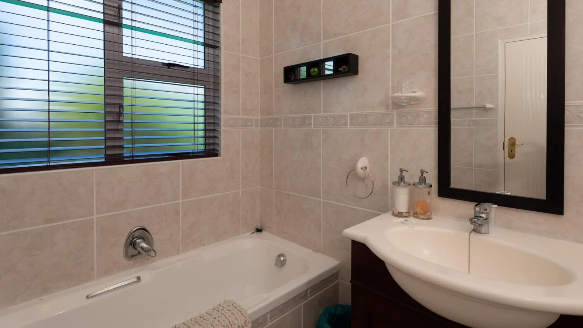 Bathroom in Brown Jug Guest House