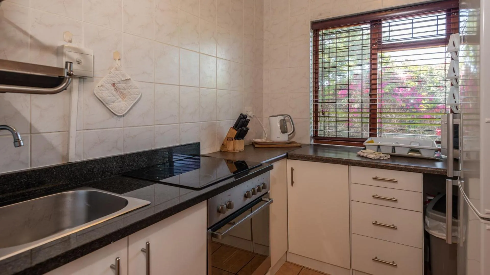 Kitchen or kitchenette in Brown Jug Guest House