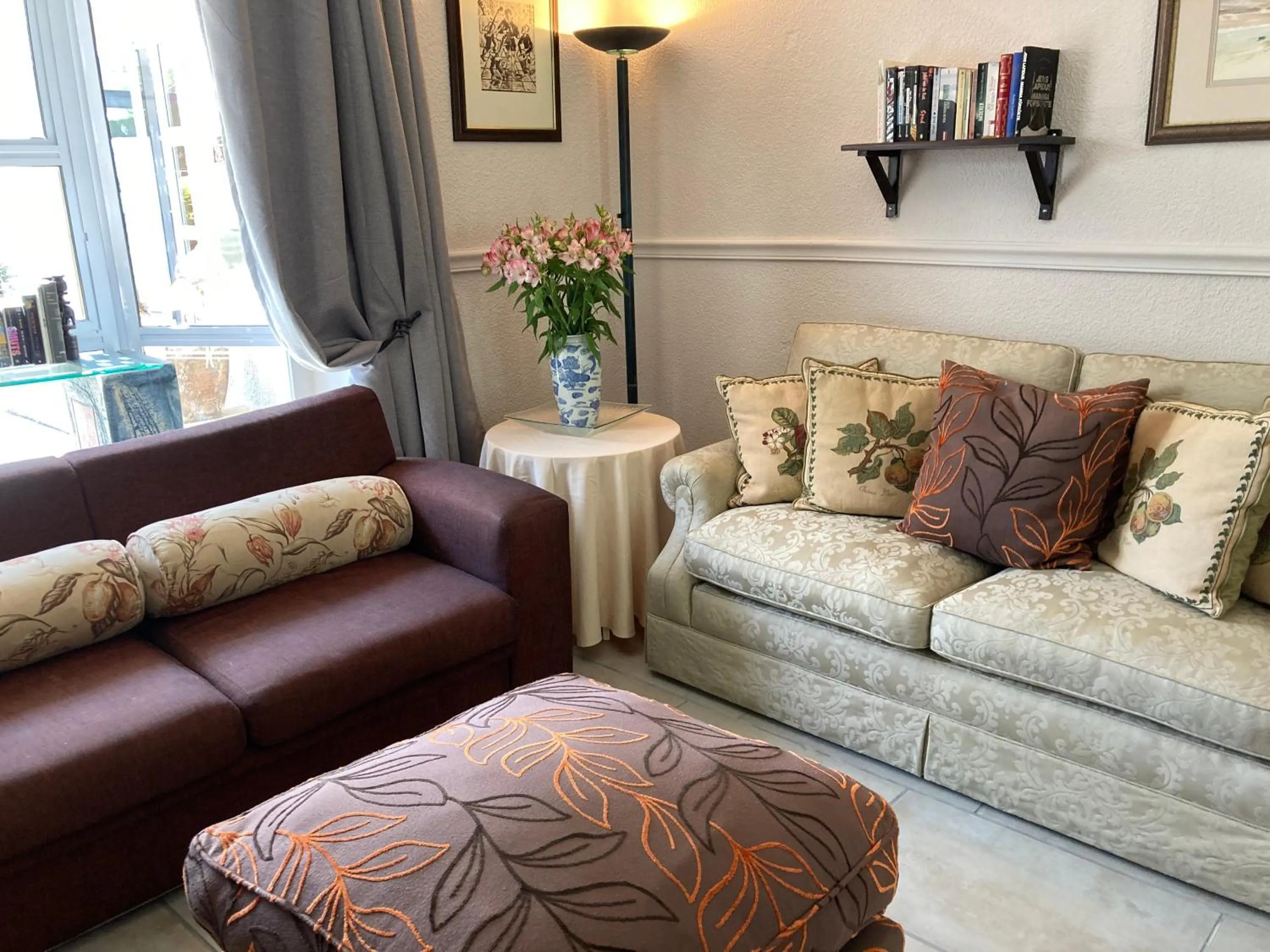 Living room in Brown Jug Guest House