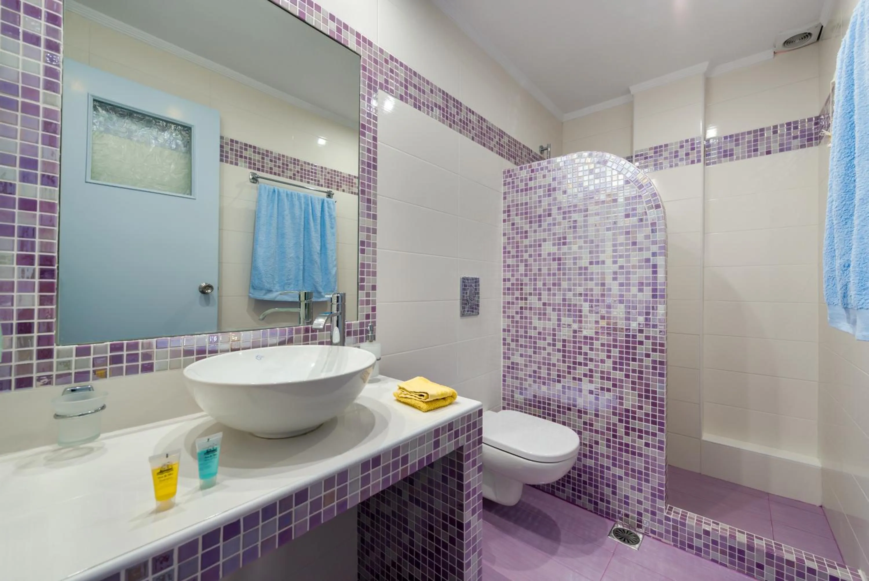 Bathroom in Akis Hotel